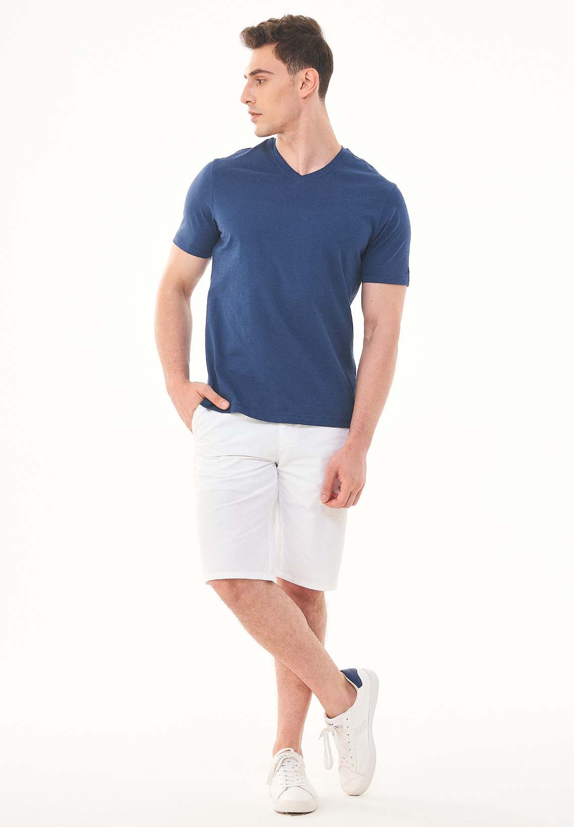Basic T-Shirt aus Bio-Baumwolle mit V-Ausschnitt