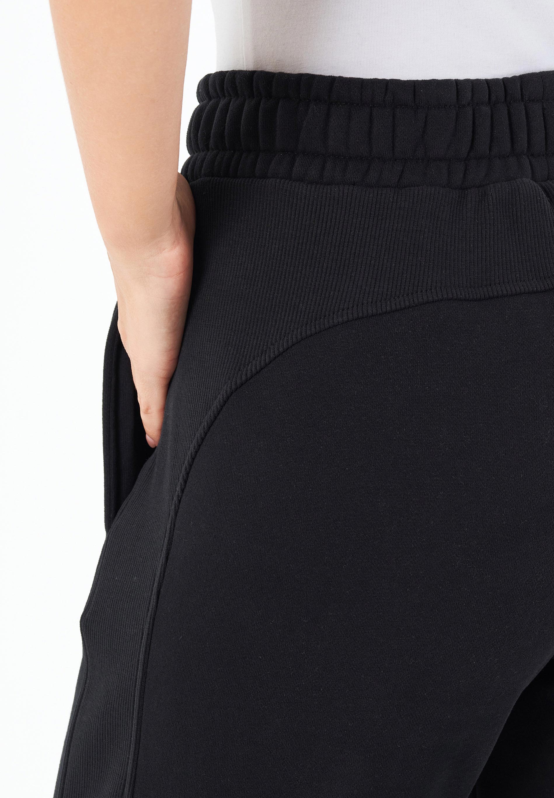 POLLY | Essentials Travel Sweathose aus Bio-Baumwolle & Recyceltem Polyester