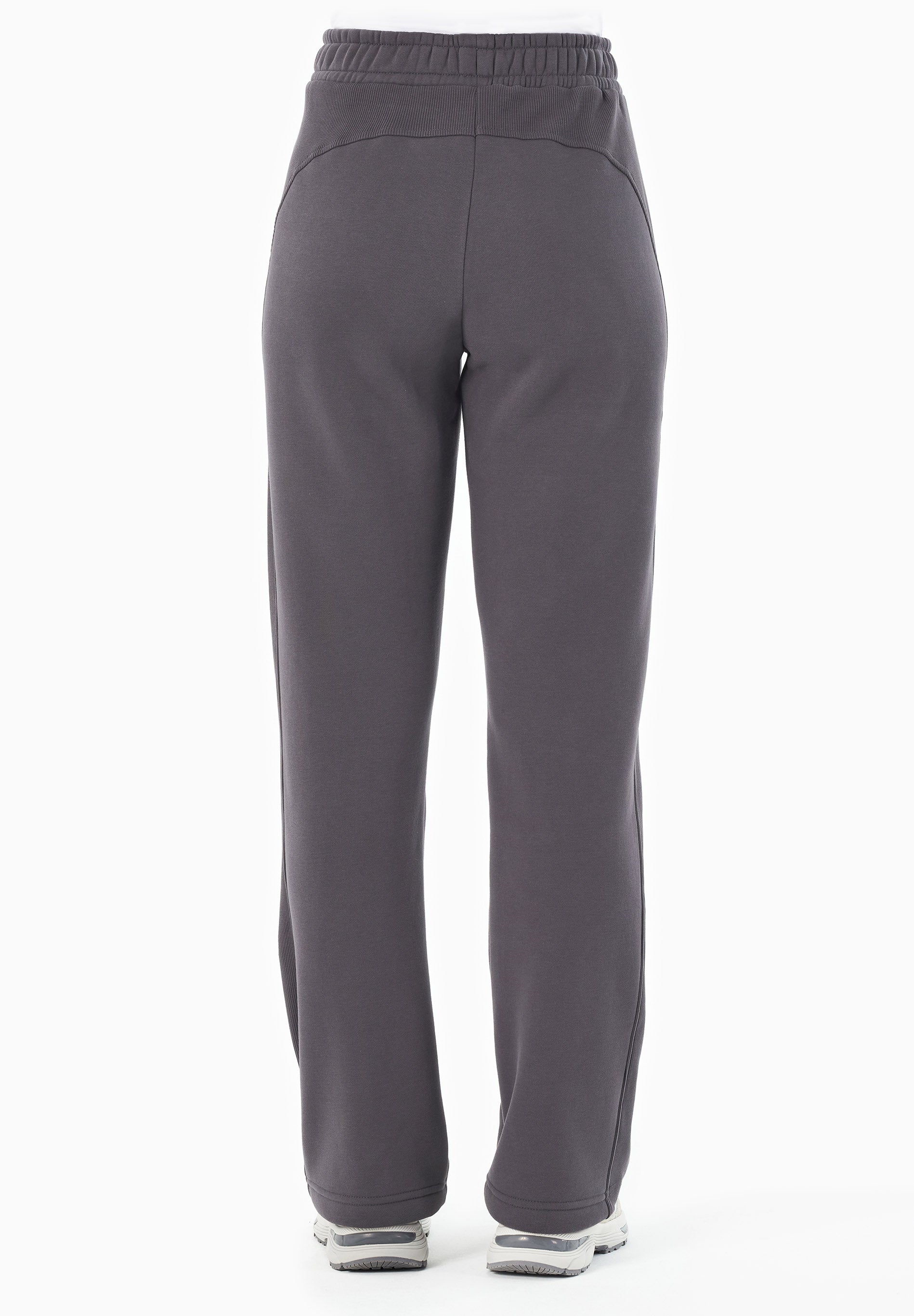 POLLY | Essentials Travel Sweathose aus Bio-Baumwolle & Recyceltem Polyester