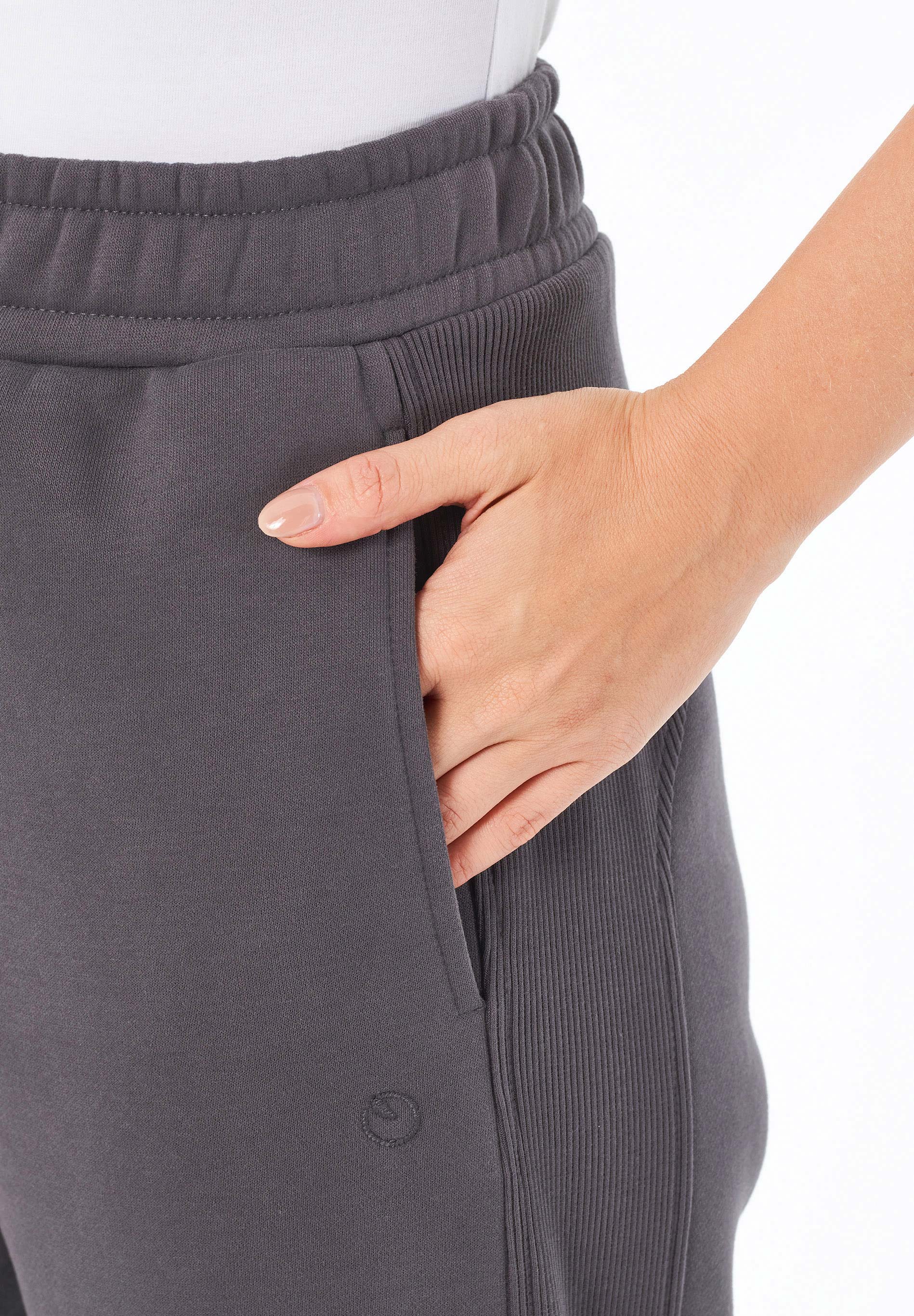 POLLY | Essentials Travel Sweathose aus Bio-Baumwolle & Recyceltem Polyester