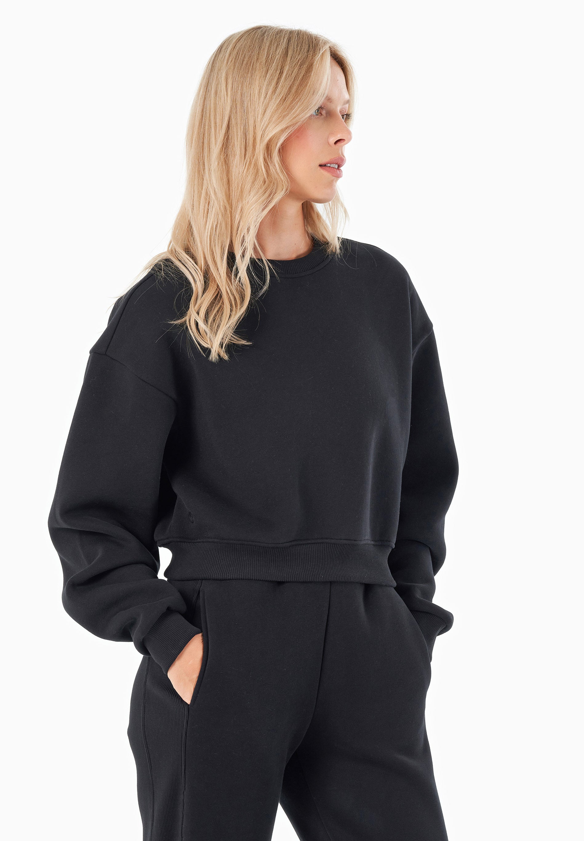 SILLIVIA | Essentials Travel Crop-Sweatshirt aus Bio-Baumwolle und recyceltem Polyester