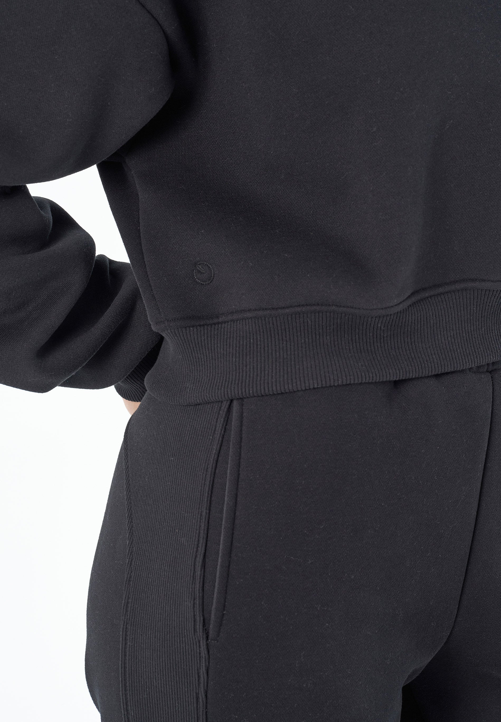 SILLIVIA | Essentials Travel Crop-Sweatshirt aus Bio-Baumwolle und recyceltem Polyester