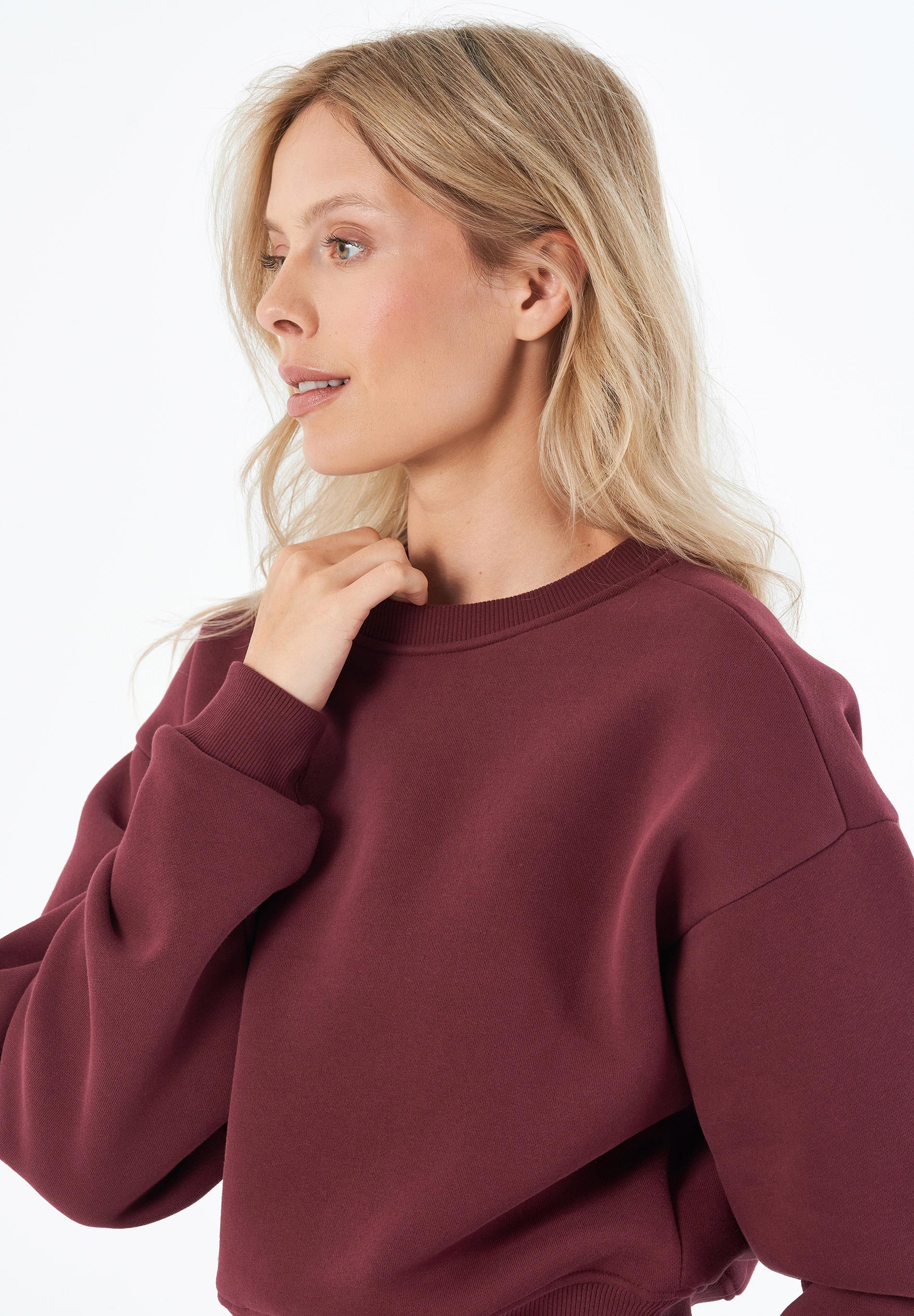SILLIVIA | Essentials Travel Crop-Sweatshirt aus Bio-Baumwolle und recyceltem Polyester