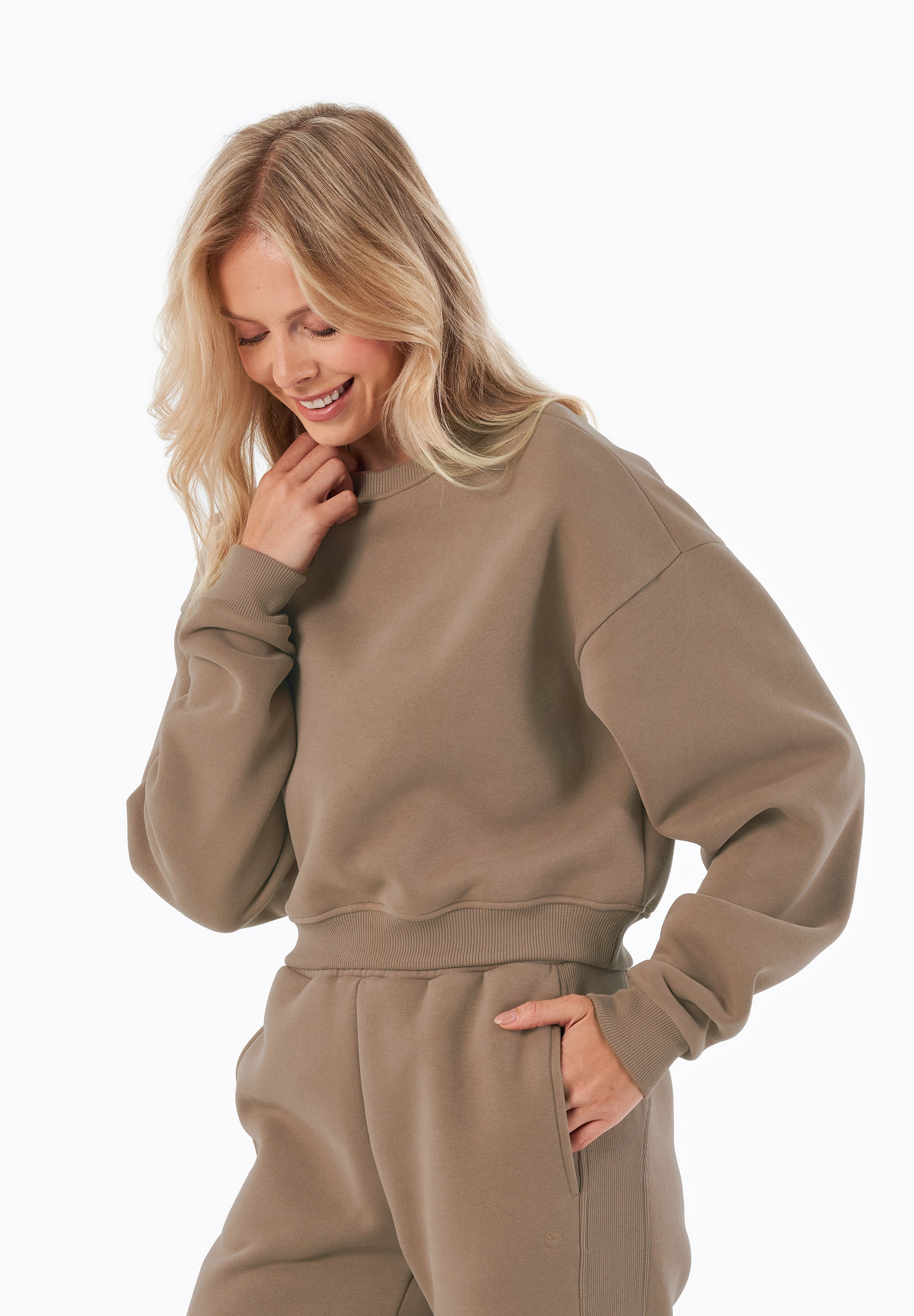 SILLIVIA | Essentials Travel Crop-Sweatshirt aus Bio-Baumwolle und recyceltem Polyester