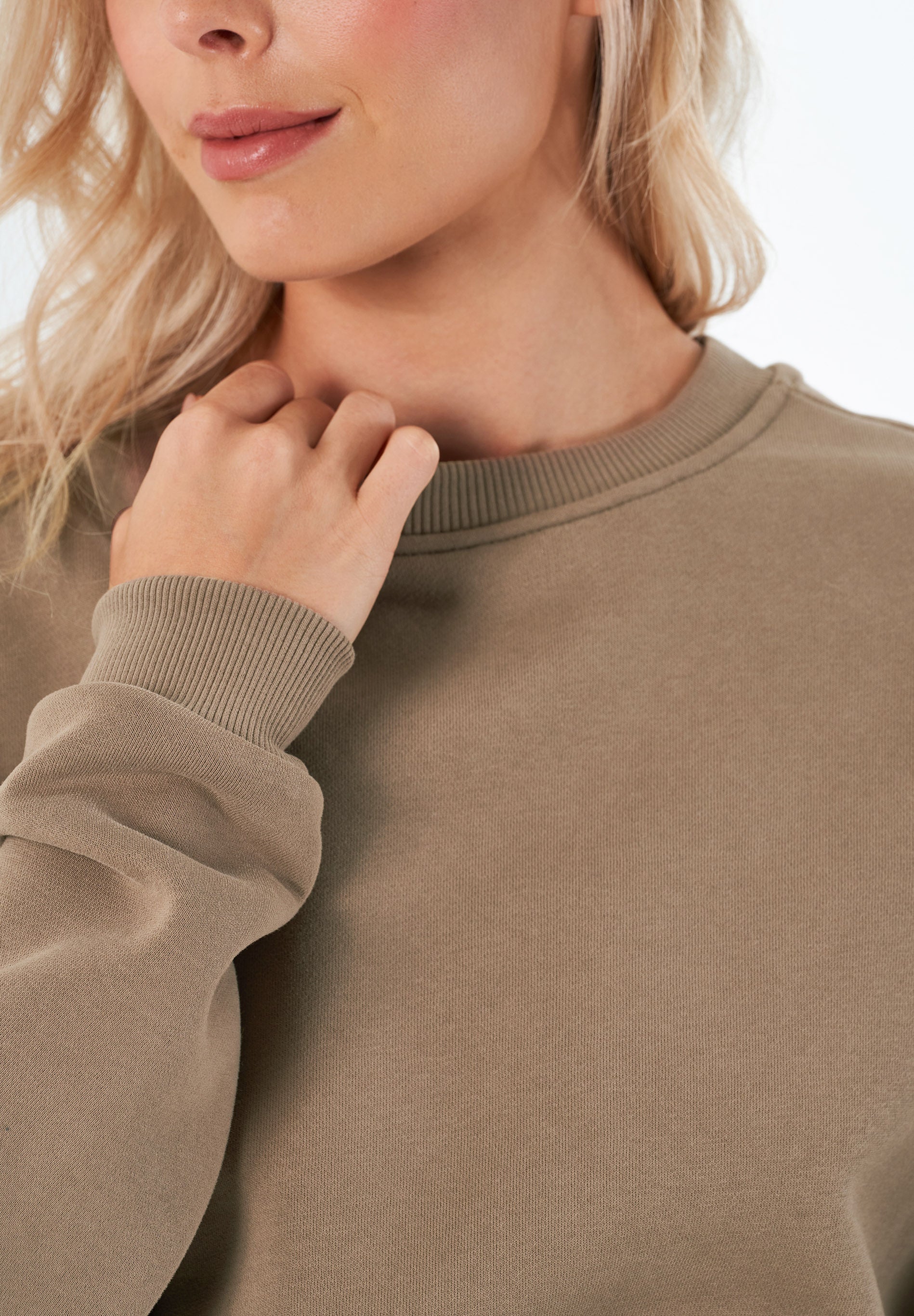 SILLIVIA | Essentials Travel Crop-Sweatshirt aus Bio-Baumwolle und recyceltem Polyester