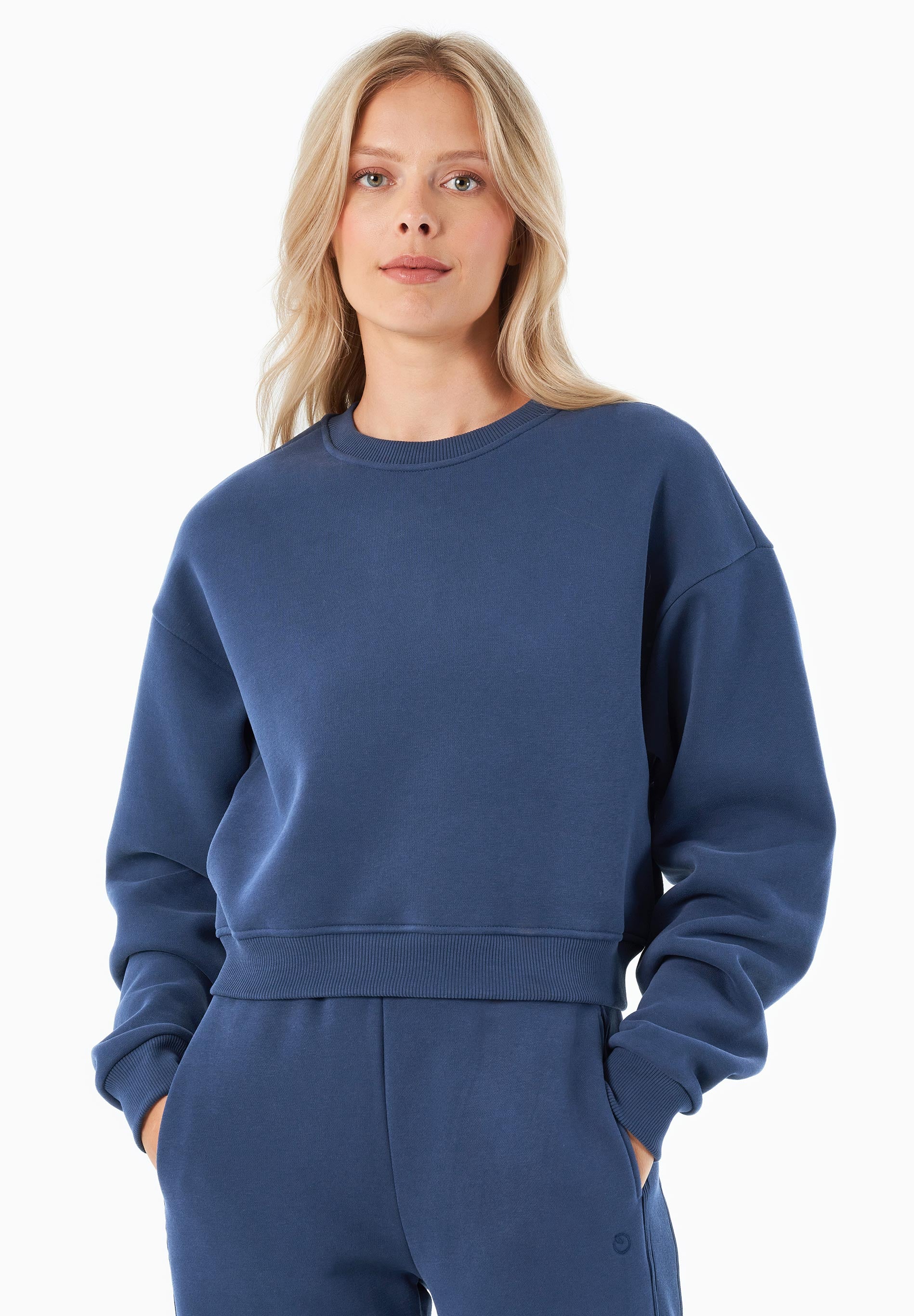SILLIVIA | Essentials Travel Crop-Sweatshirt aus Bio-Baumwolle und recyceltem Polyester