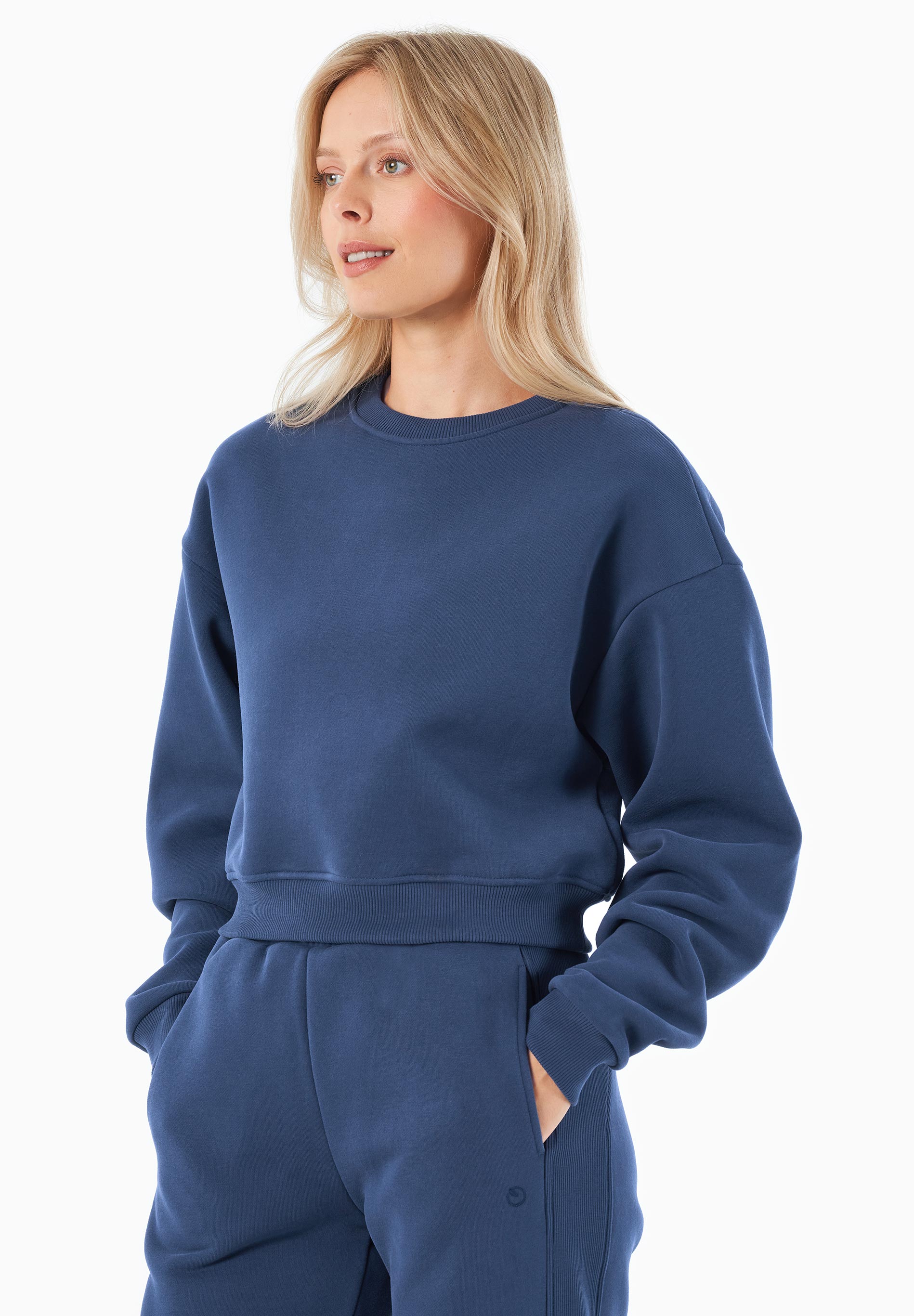 SILLIVIA | Essentials Travel Crop-Sweatshirt aus Bio-Baumwolle und recyceltem Polyester