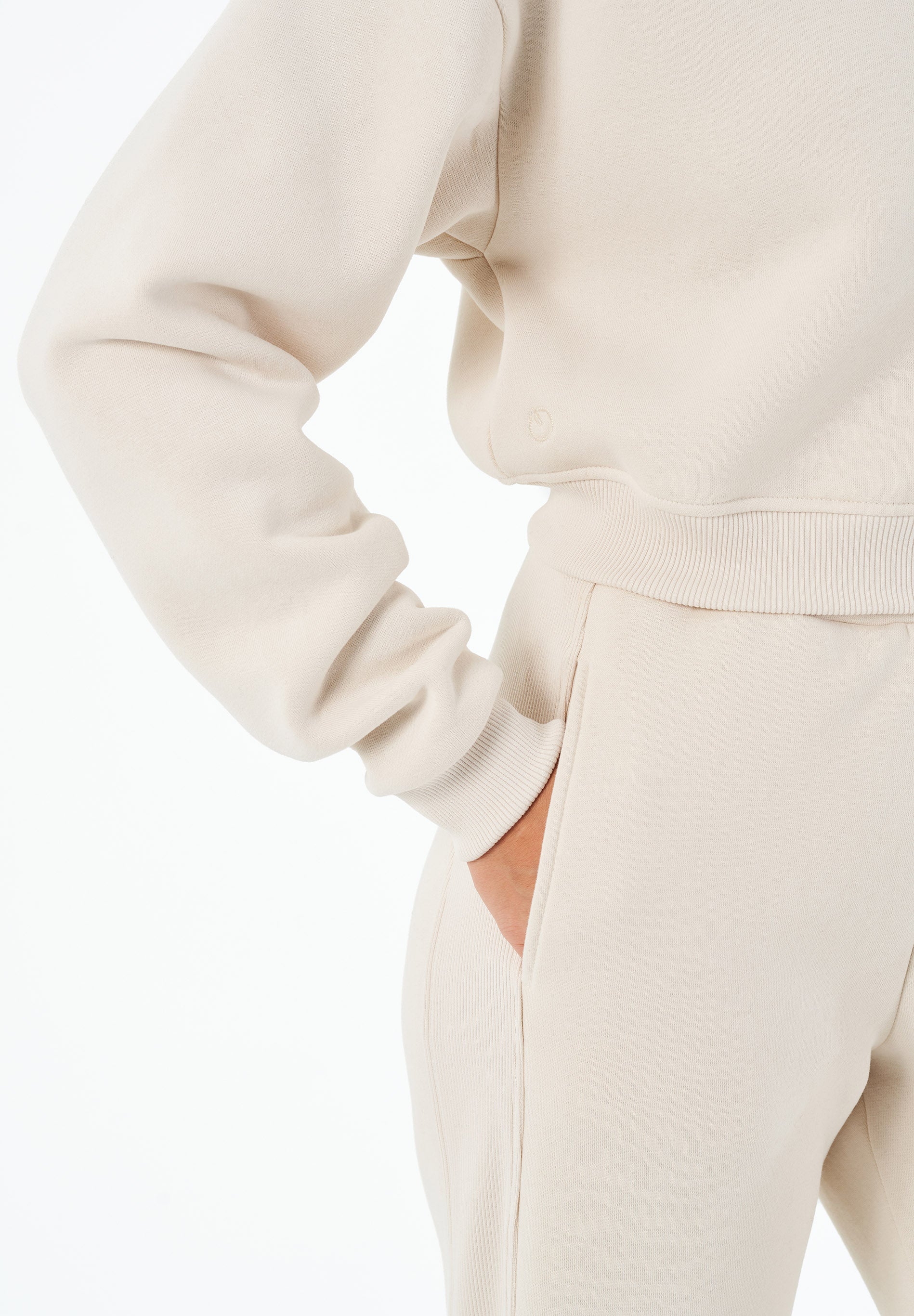 SILLIVIA | Essentials Travel Crop-Sweatshirt aus Bio-Baumwolle und recyceltem Polyester