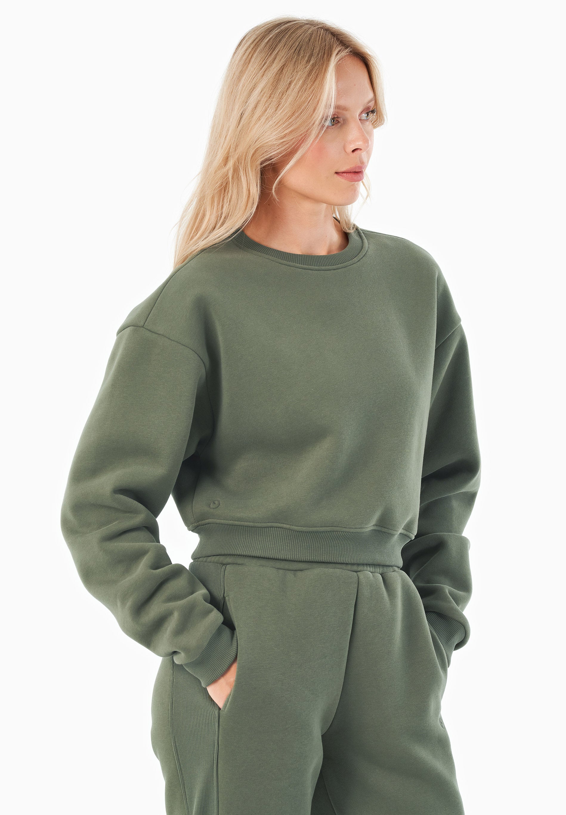 SILLIVIA | Essentials Travel Crop-Sweatshirt aus Bio-Baumwolle und recyceltem Polyester