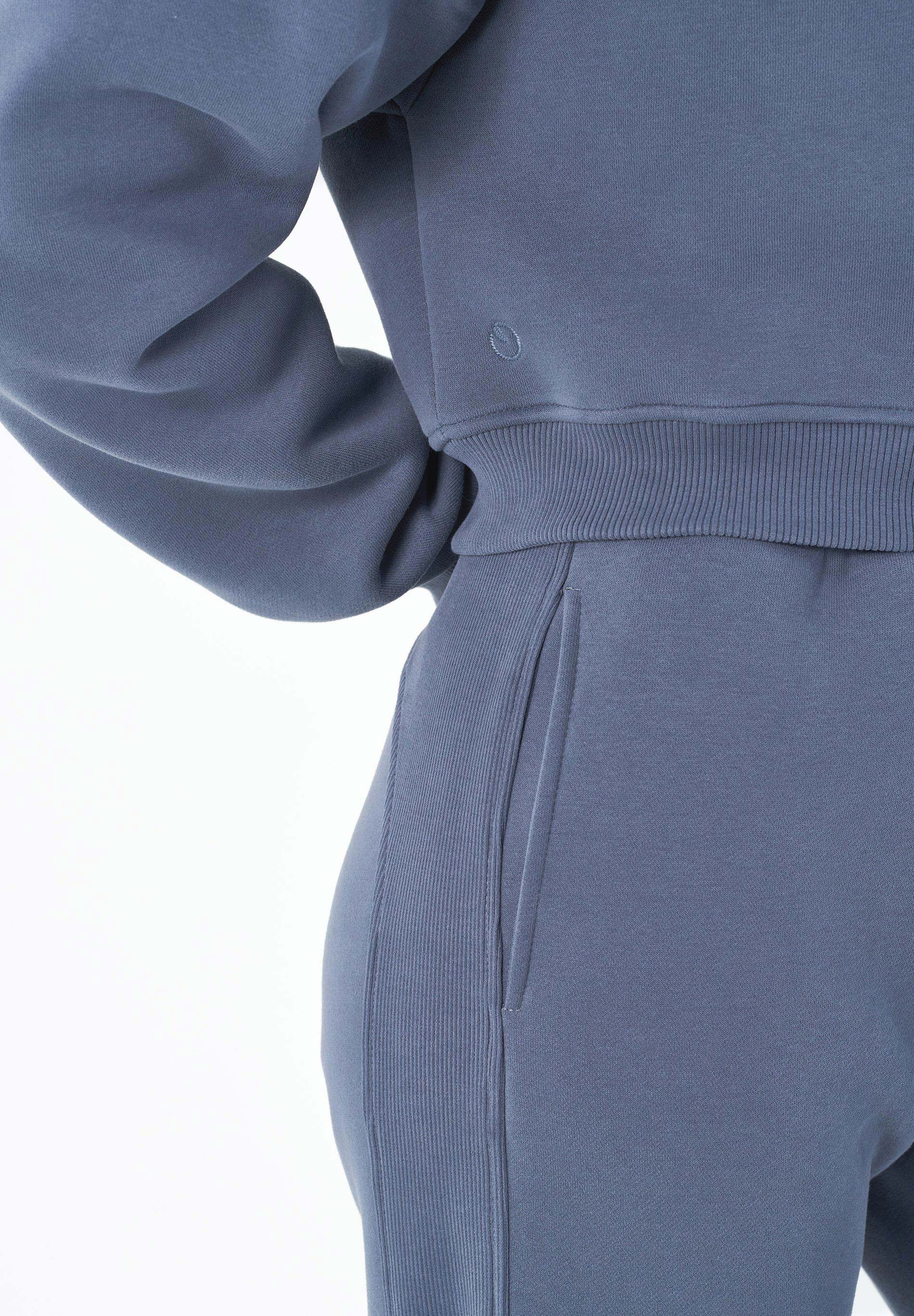 SILLIVIA | Essentials Travel Crop-Sweatshirt aus Bio-Baumwolle und recyceltem Polyester