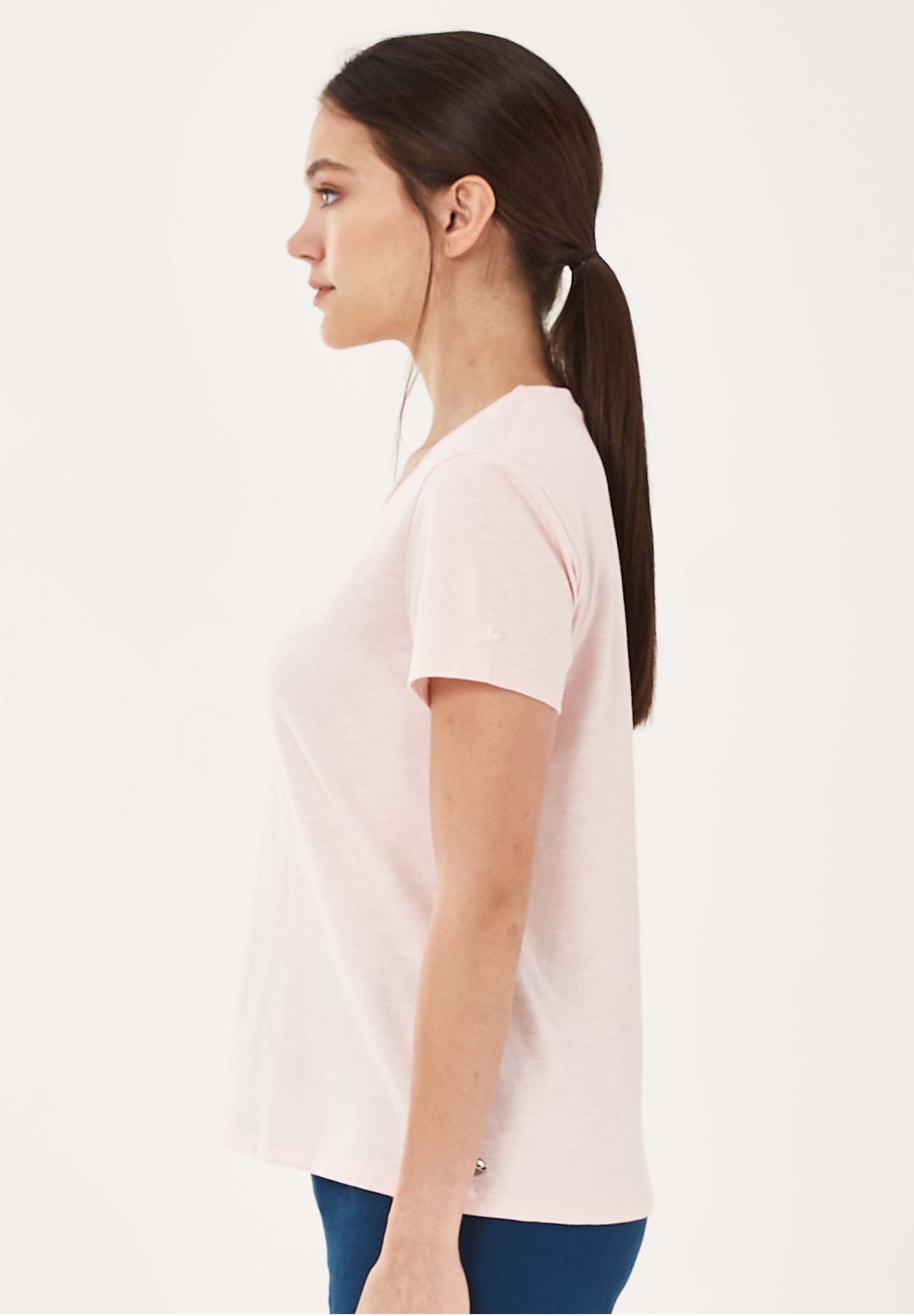 Basic T-Shirt aus Bio-Baumwolle mit V-Ausschnitt