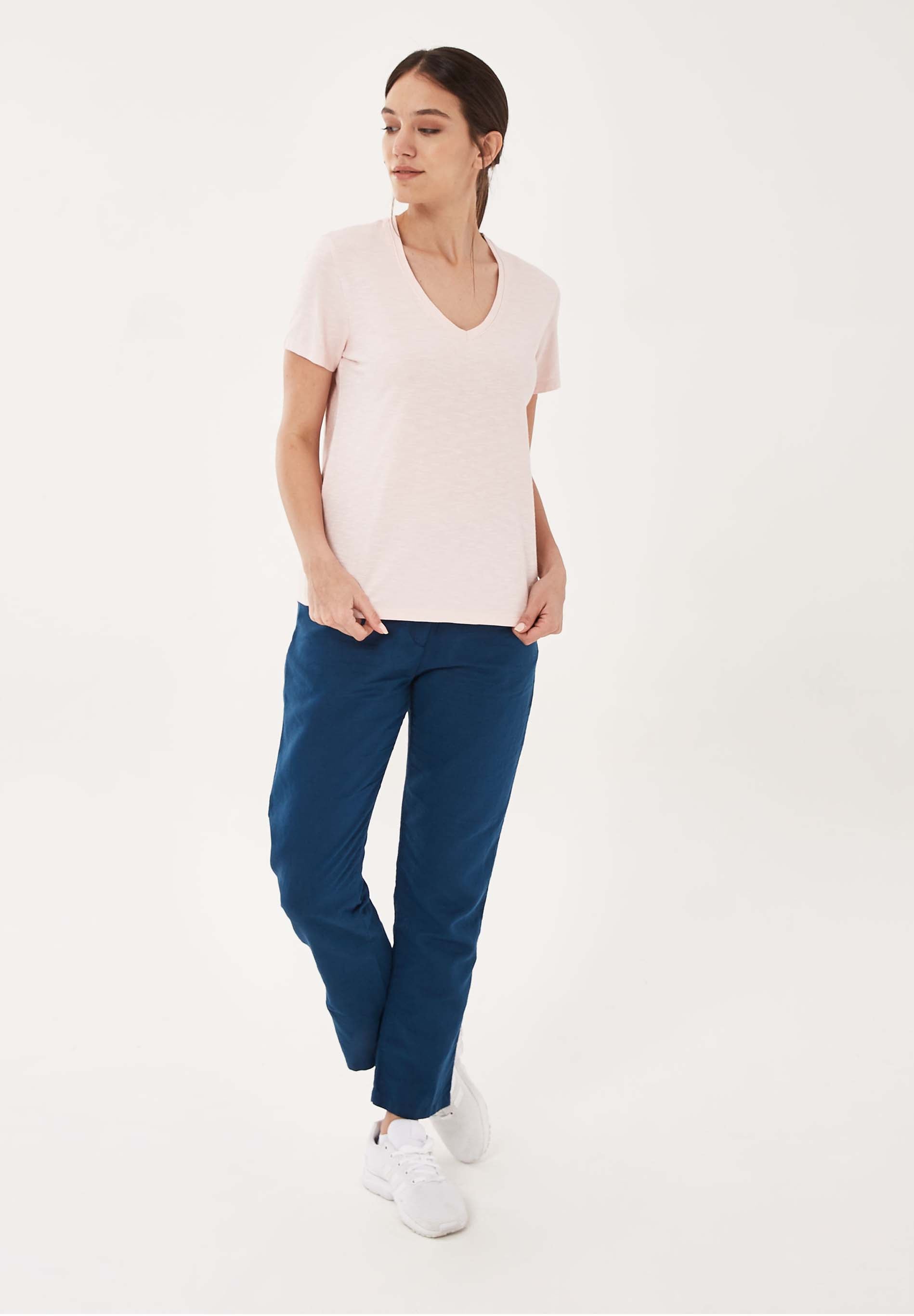 Basic T-Shirt aus Bio-Baumwolle mit V-Ausschnitt