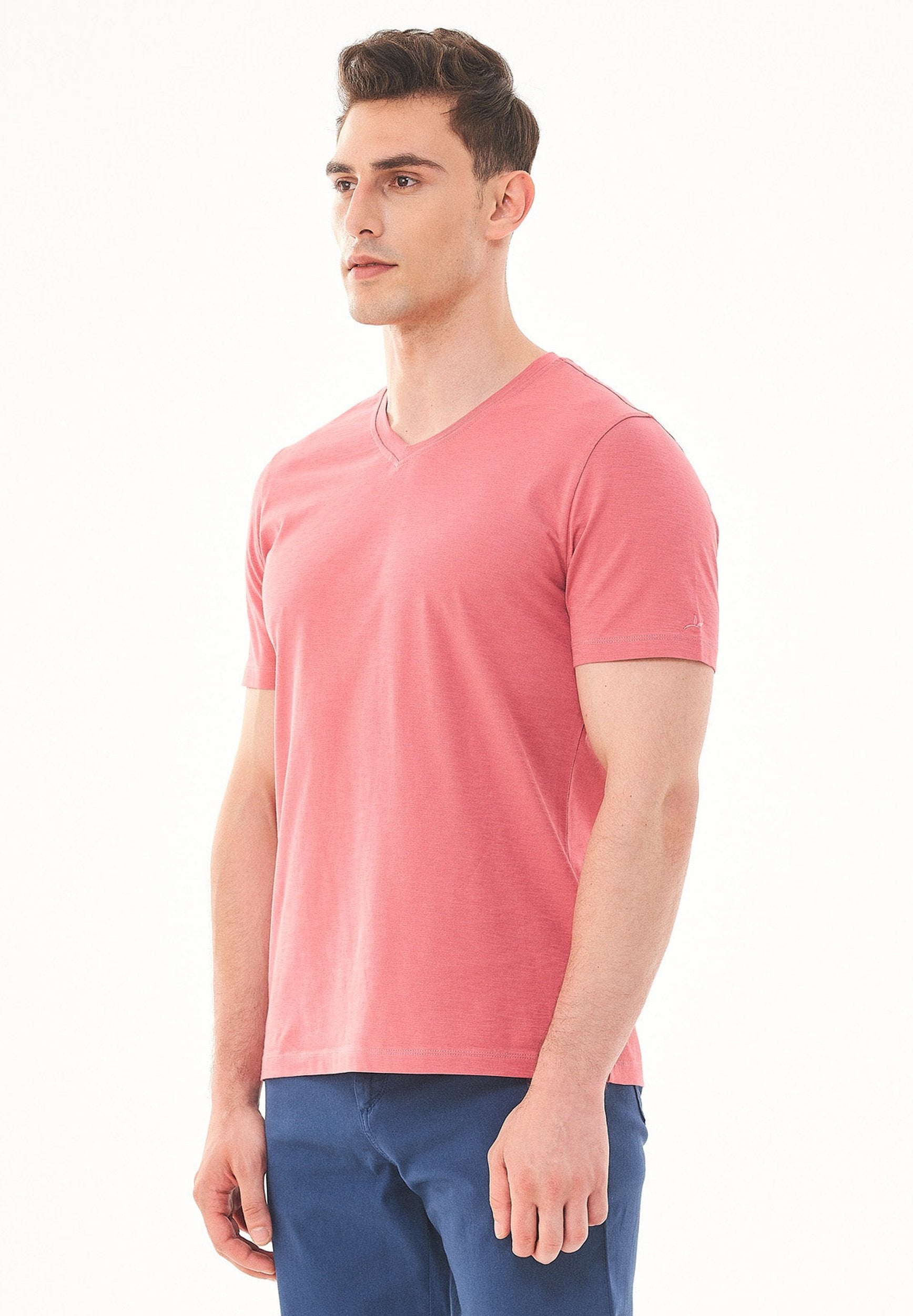 Basic T-Shirt aus Bio-Baumwolle mit V-Ausschnitt