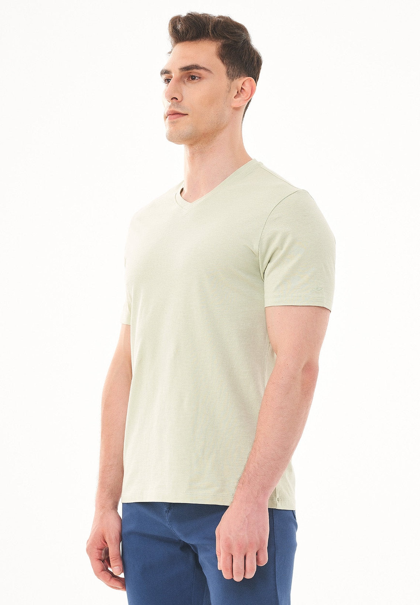 Basic T-Shirt aus Bio-Baumwolle mit V-Ausschnitt