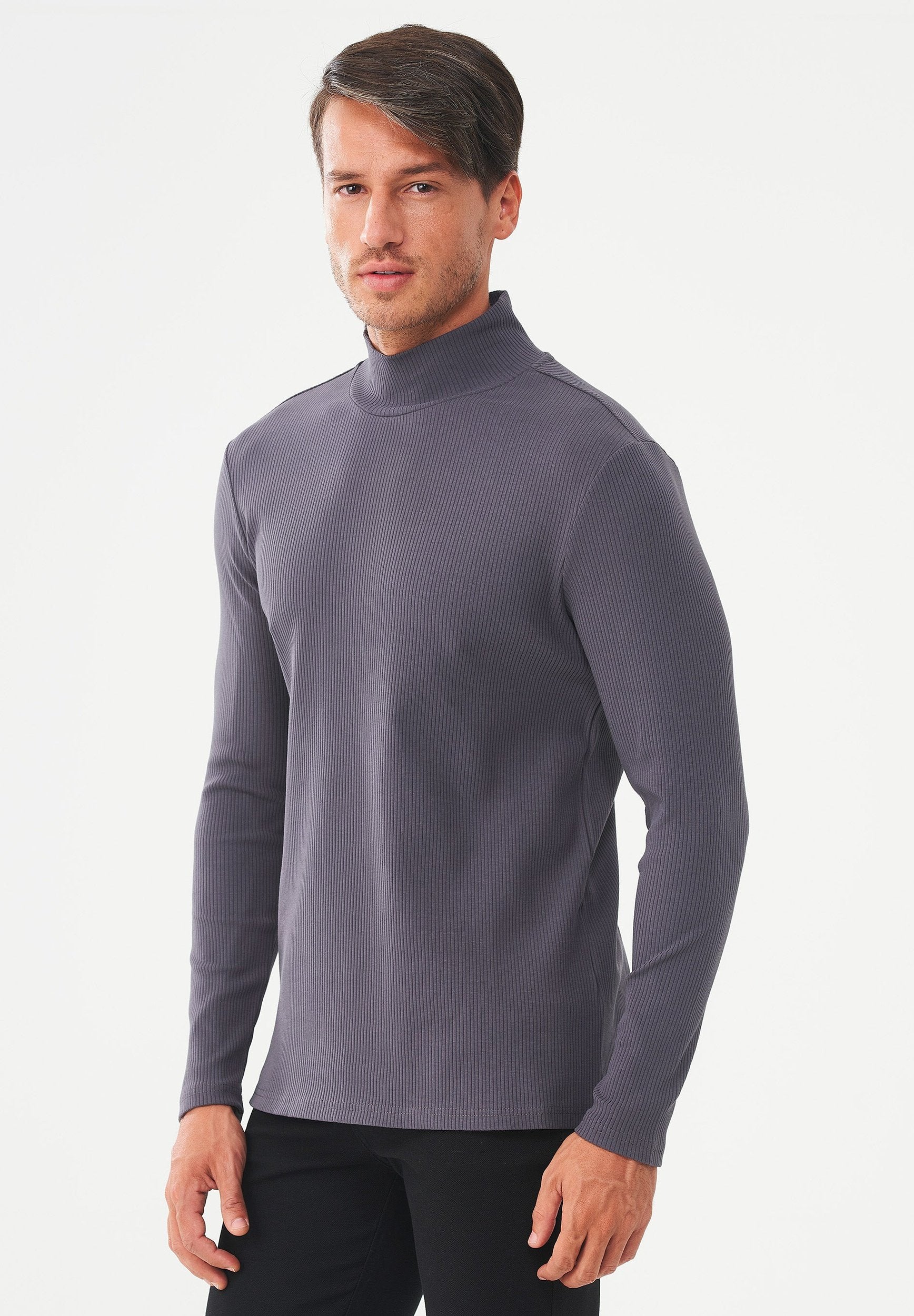 Geripptes Langarmshirt aus Bio-Baumwolle mit Rollkragen