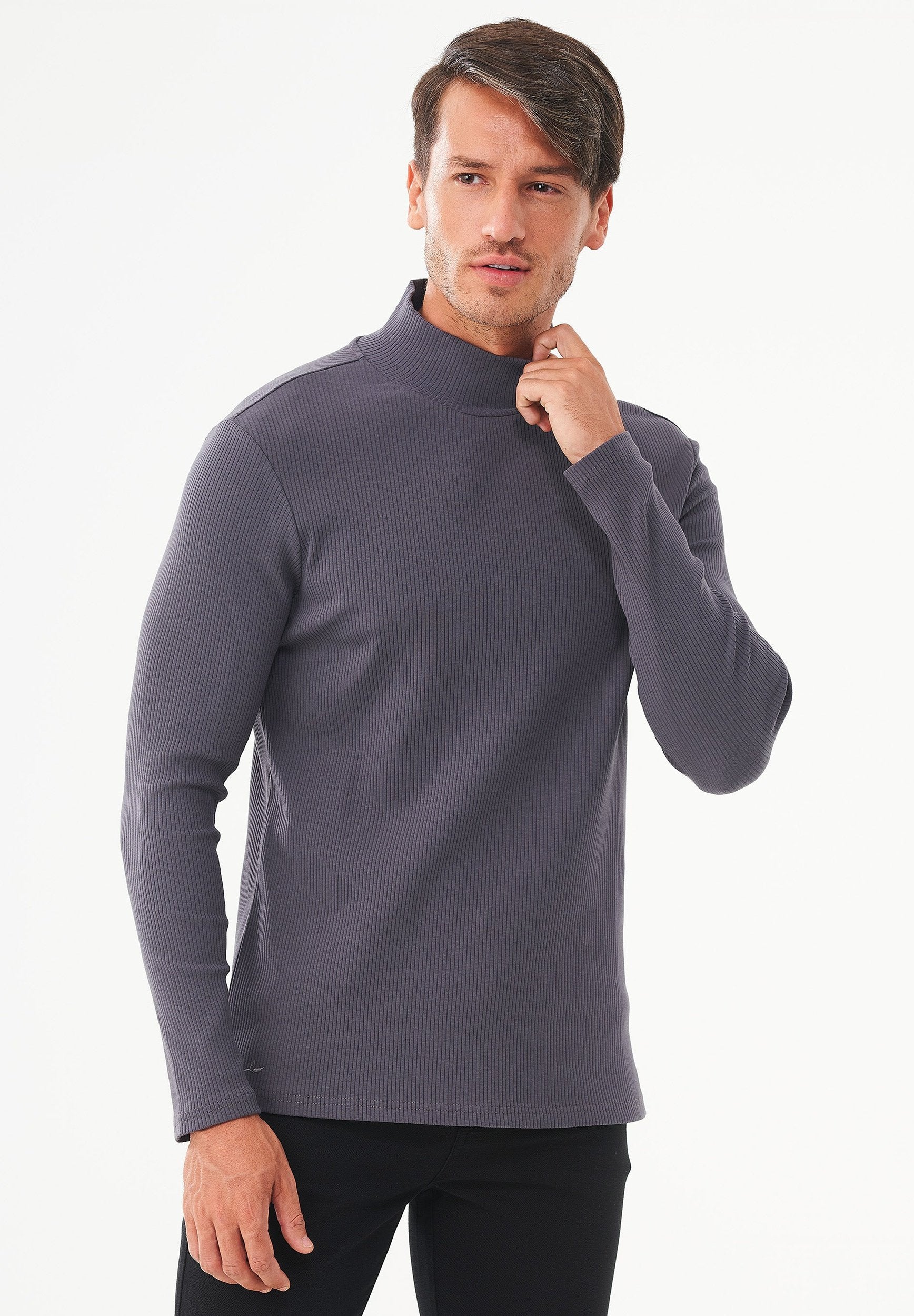 Geripptes Langarmshirt aus Bio-Baumwolle mit Rollkragen