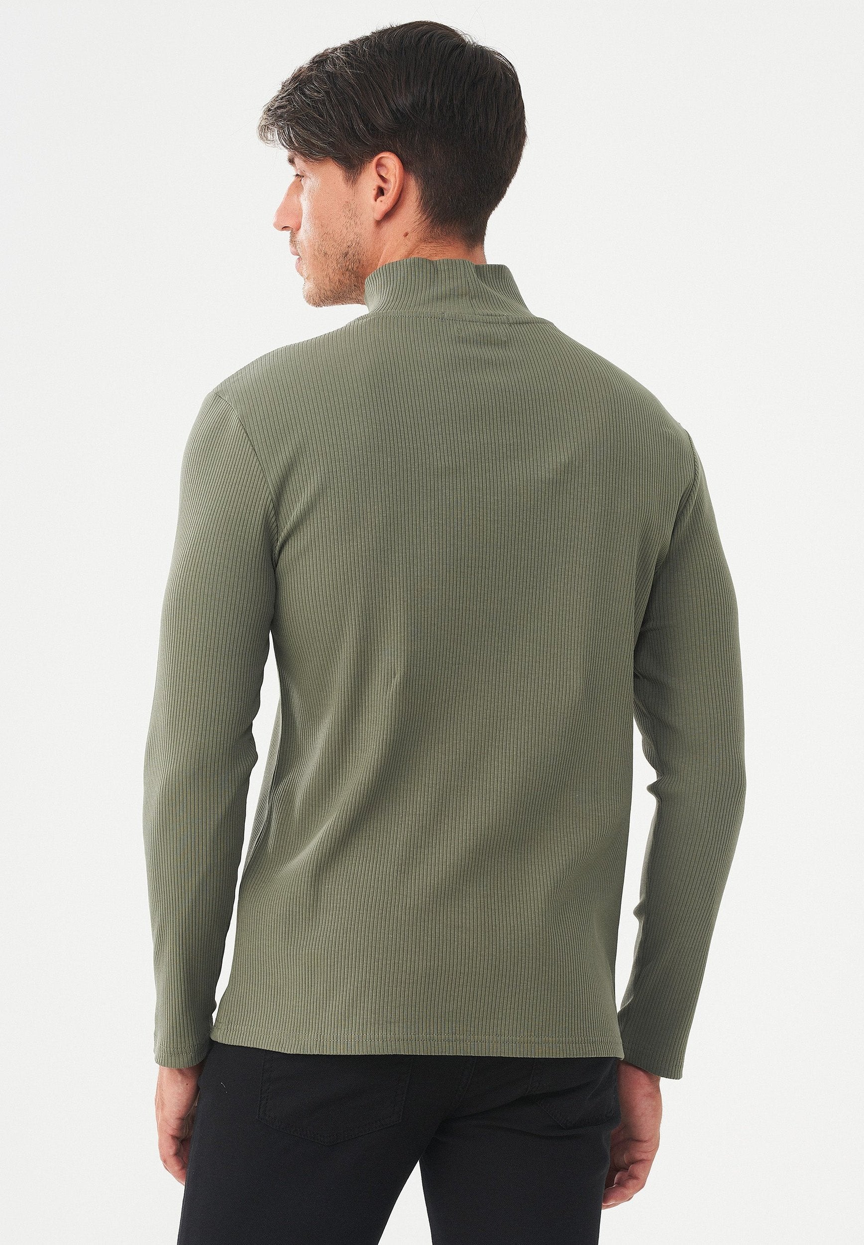 Geripptes Langarmshirt aus Bio-Baumwolle mit Rollkragen