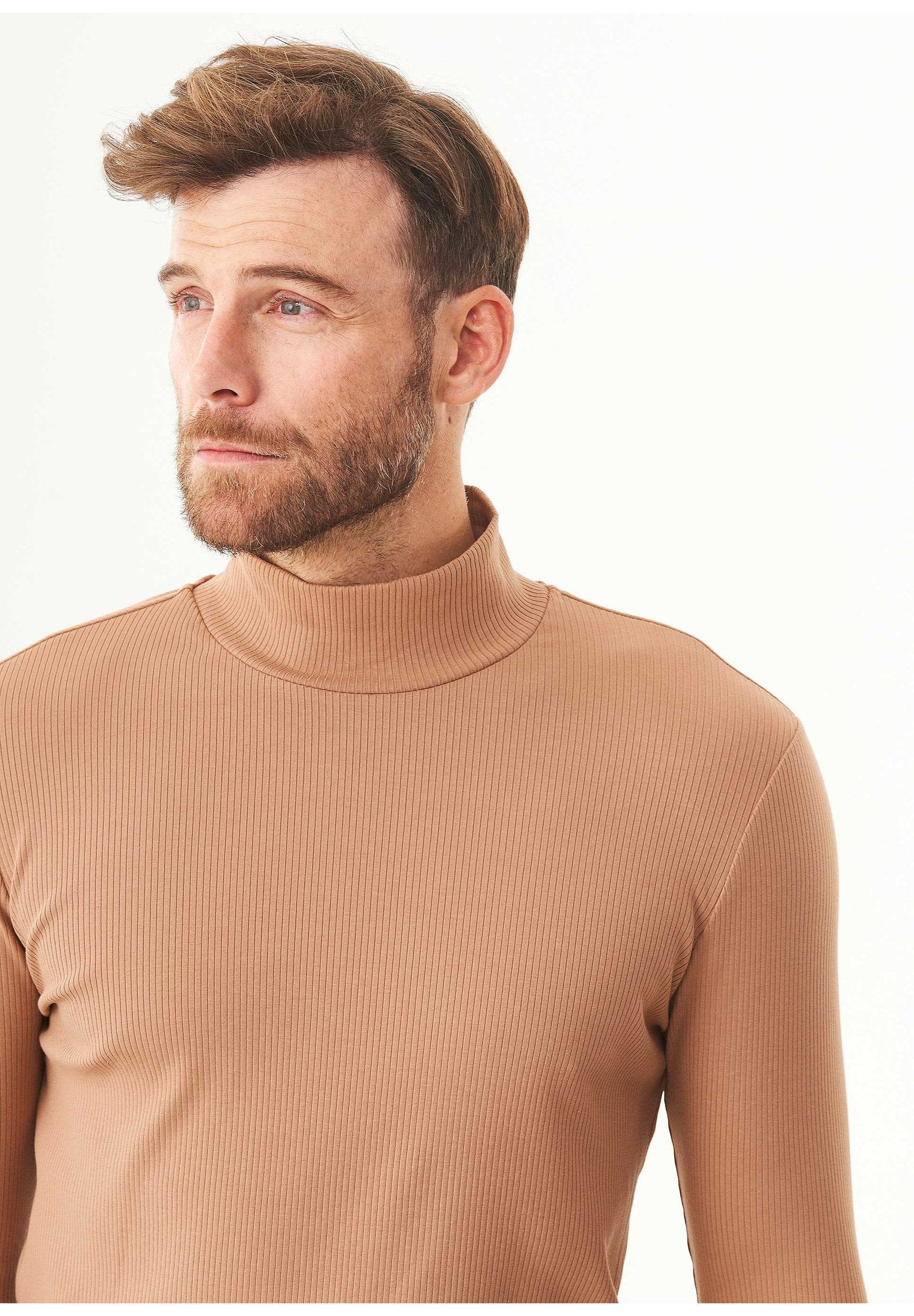 Geripptes Langarmshirt aus Bio-Baumwolle mit Rollkragen