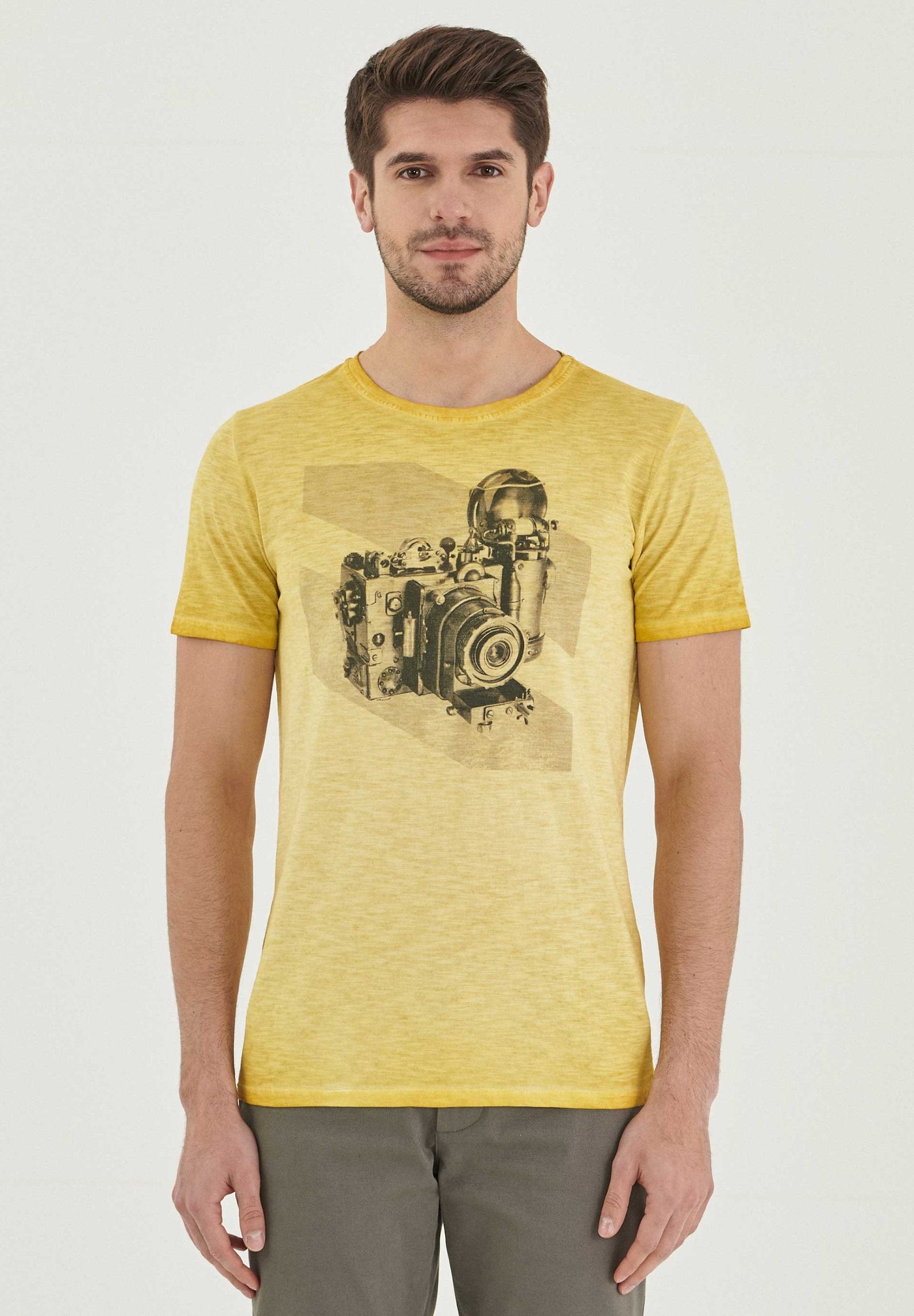 Garment Dyed T-Shirt aus Bio-Baumwolle mit Kamera Motiv