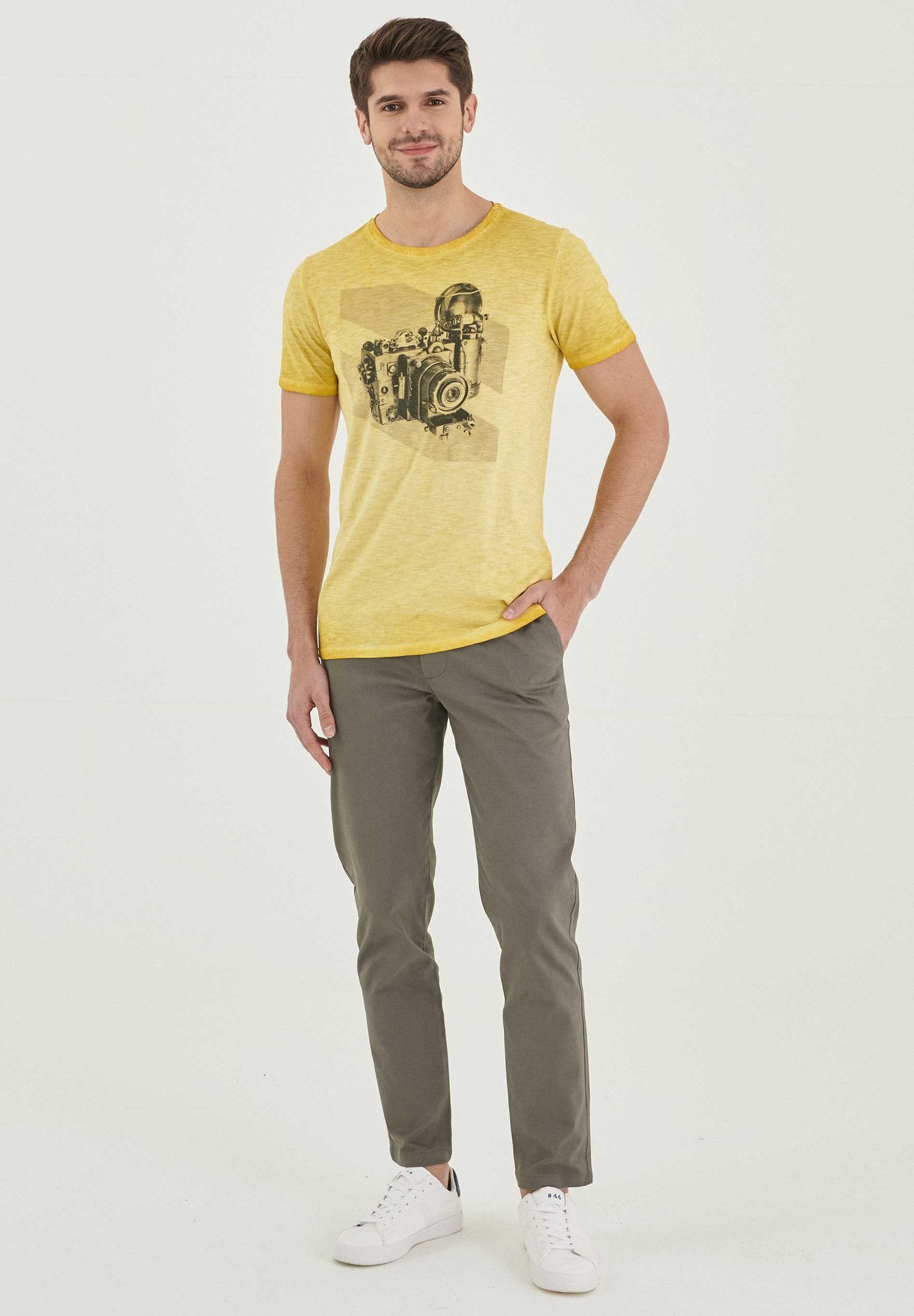 Garment Dyed T-Shirt aus Bio-Baumwolle mit Kamera Motiv