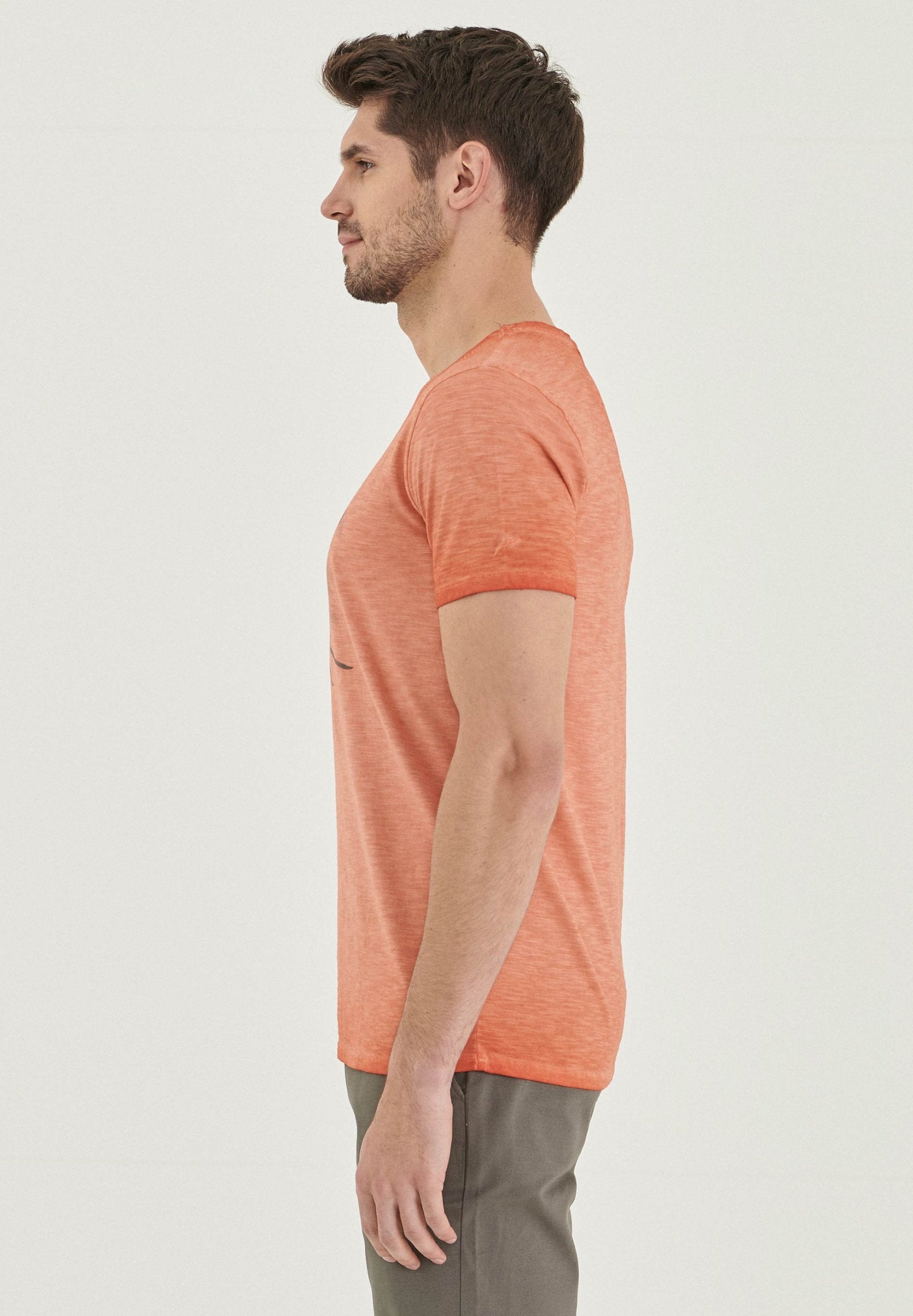 Garment Dyed T-Shirt aus Bio-Baumwolle mit Print