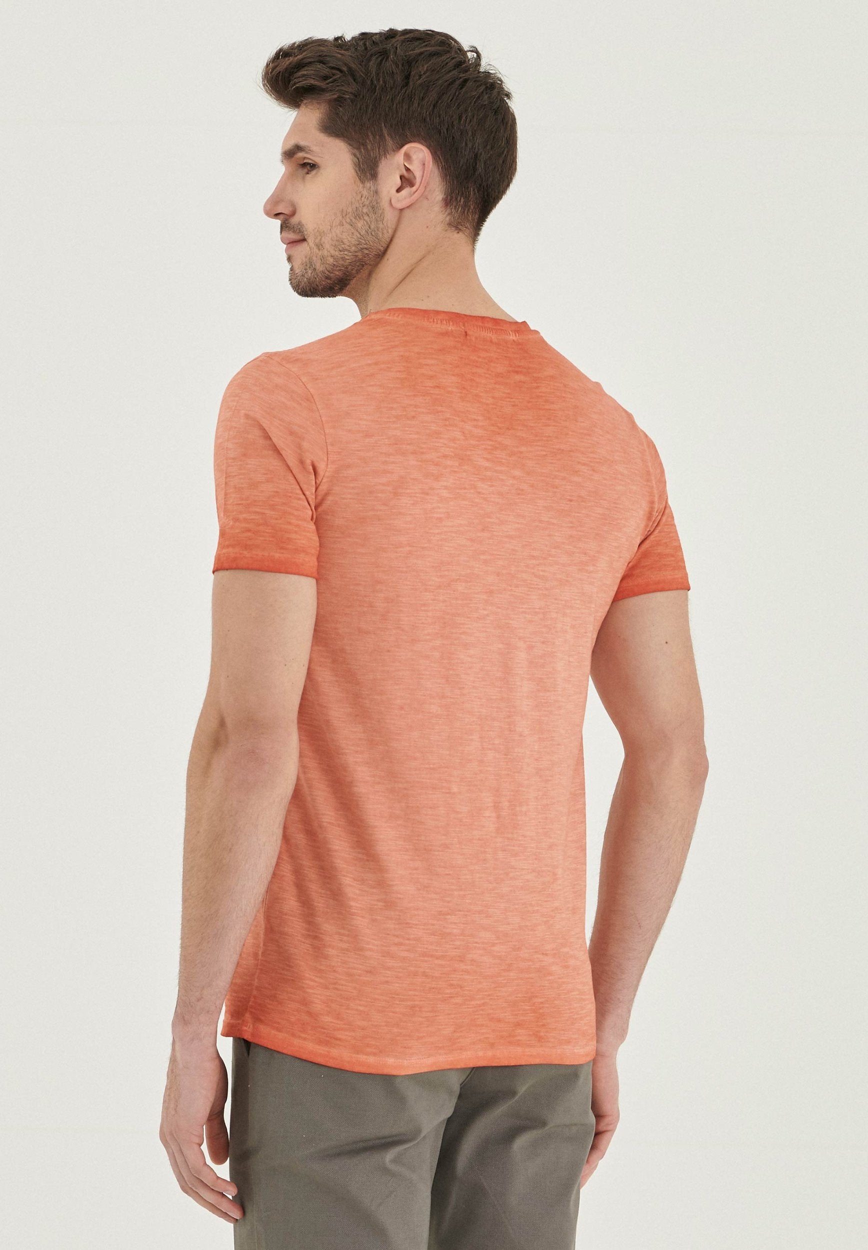 Garment Dyed T-Shirt aus Bio-Baumwolle mit Print