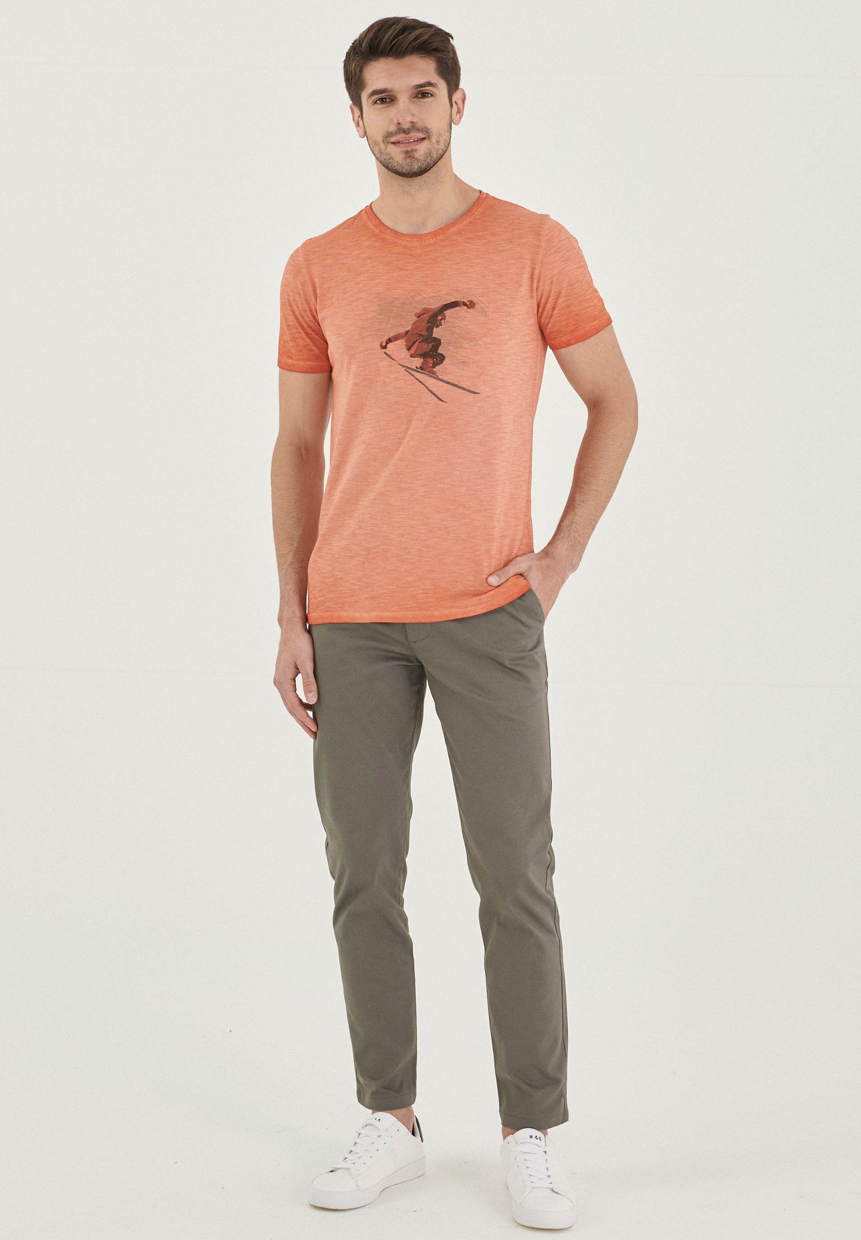 Garment Dyed T-Shirt aus Bio-Baumwolle mit Print