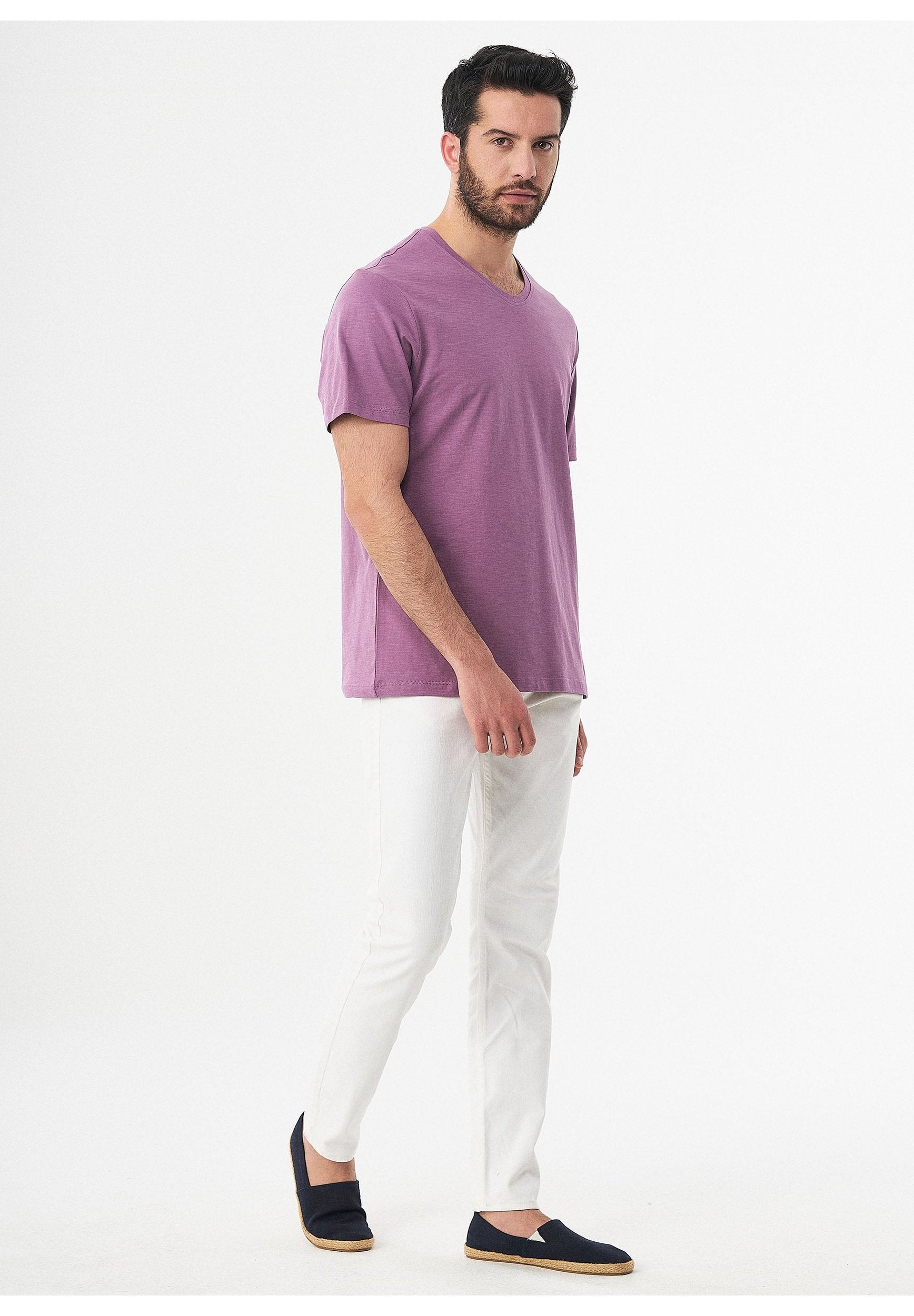 Basic T-Shirt aus Bio-Baumwolle mit V-Ausschnitt