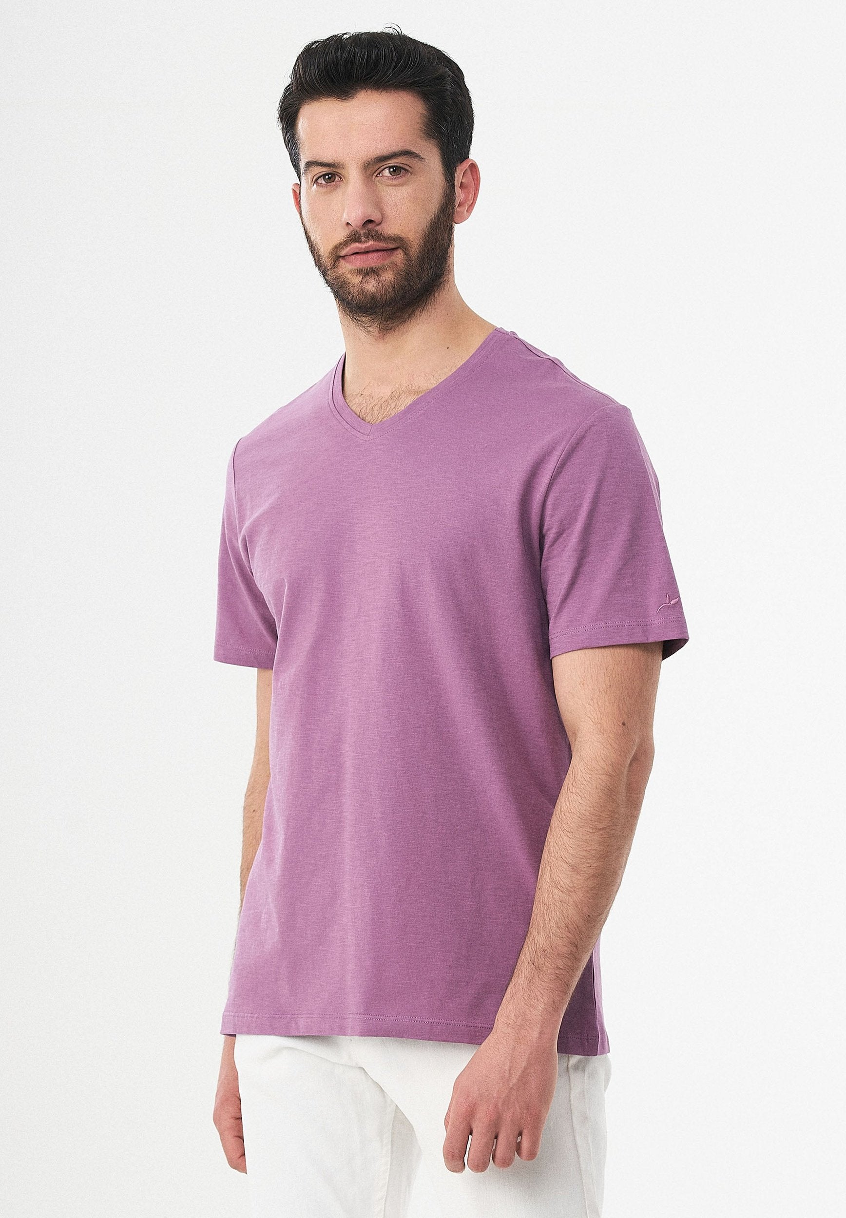 Basic T-Shirt aus Bio-Baumwolle mit V-Ausschnitt