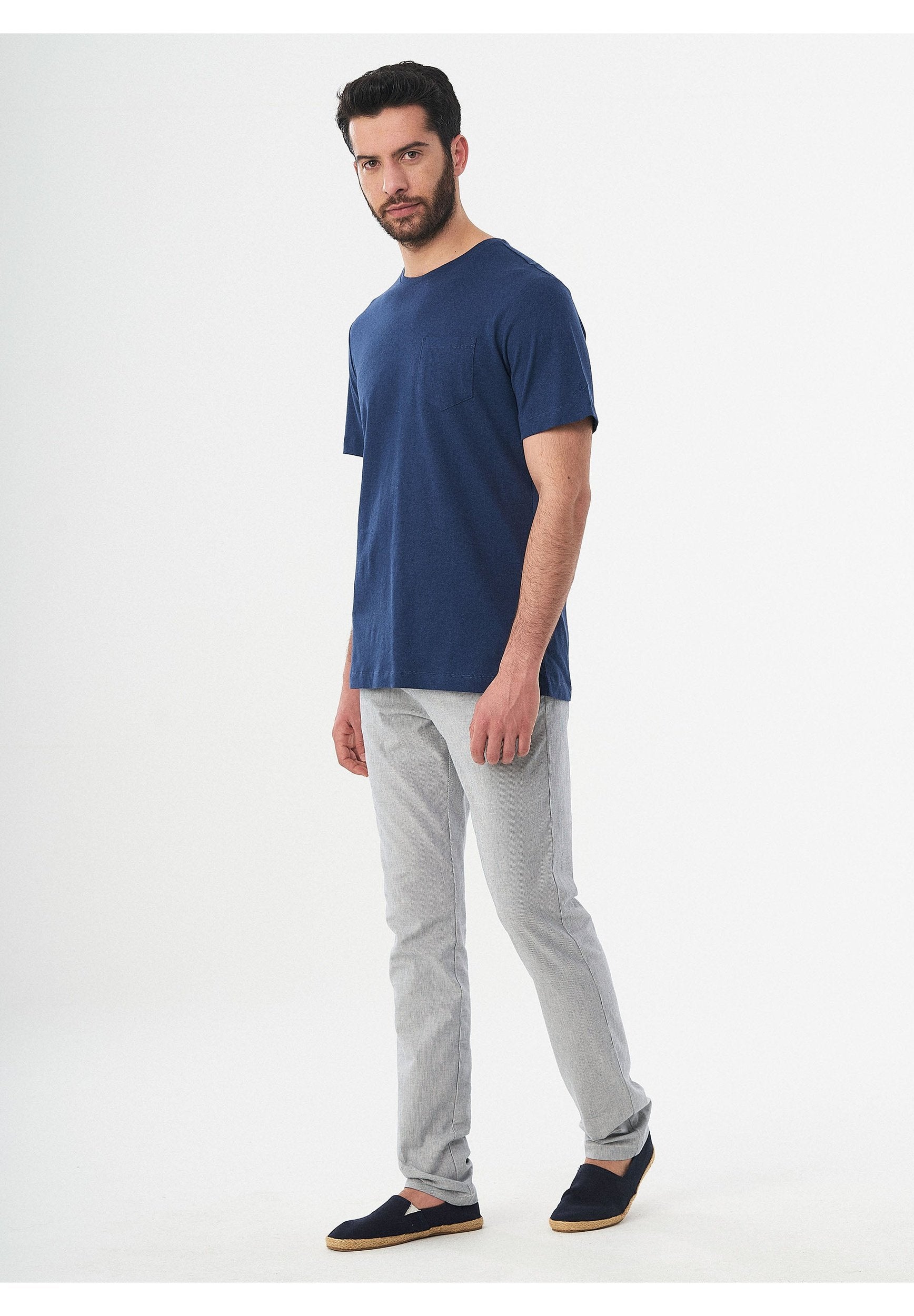 T-Shirt aus Bio-Baumwolle und Leinen mit Brusttasche
