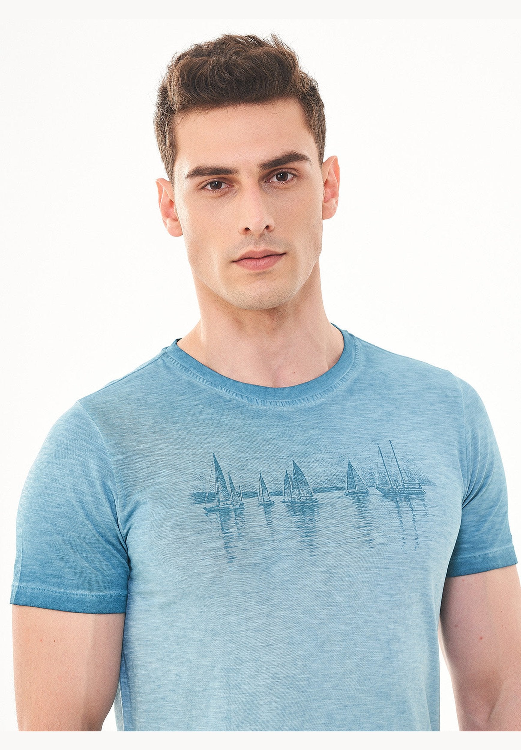 Garment Dyed T-Shirt aus Bio-Baumwolle mit Print