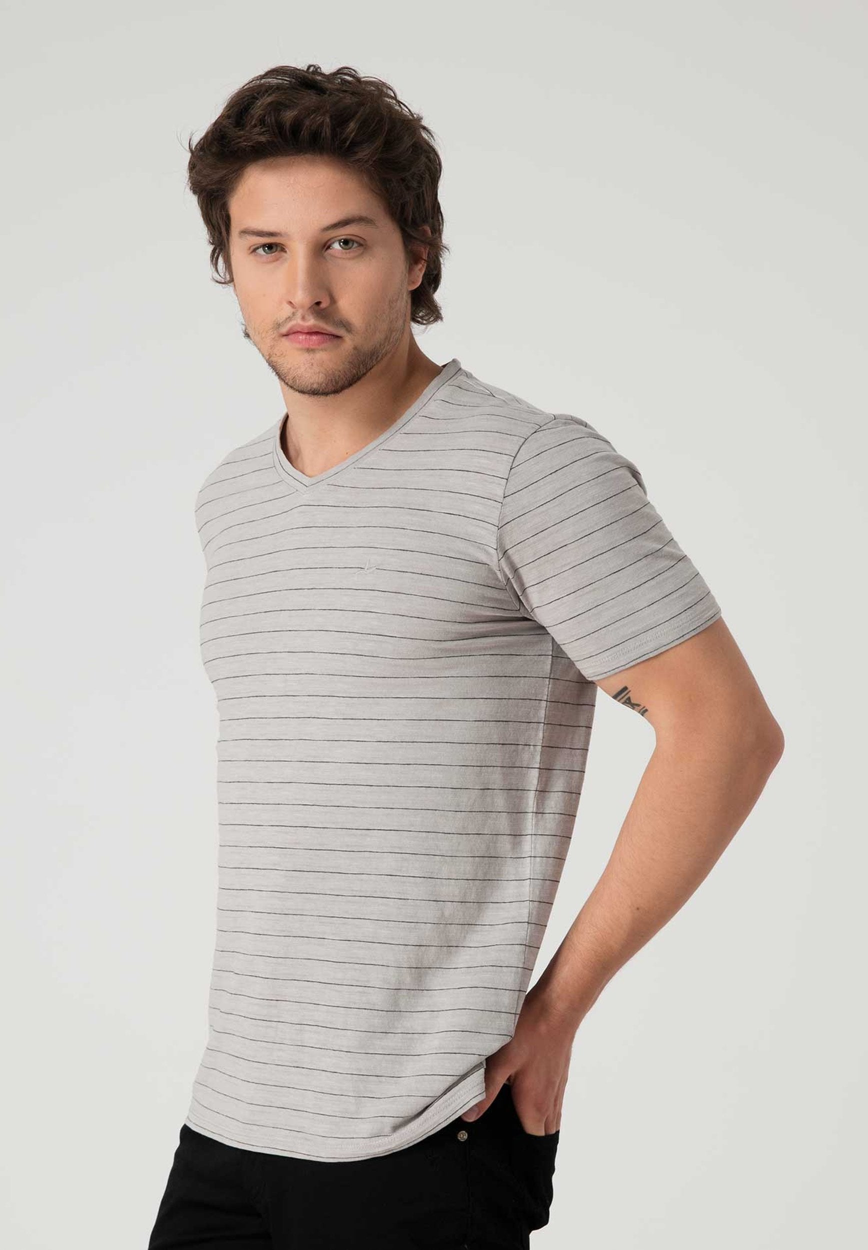 Ringelshirt aus Bio-Baumwolle mit V-Ausschnitt