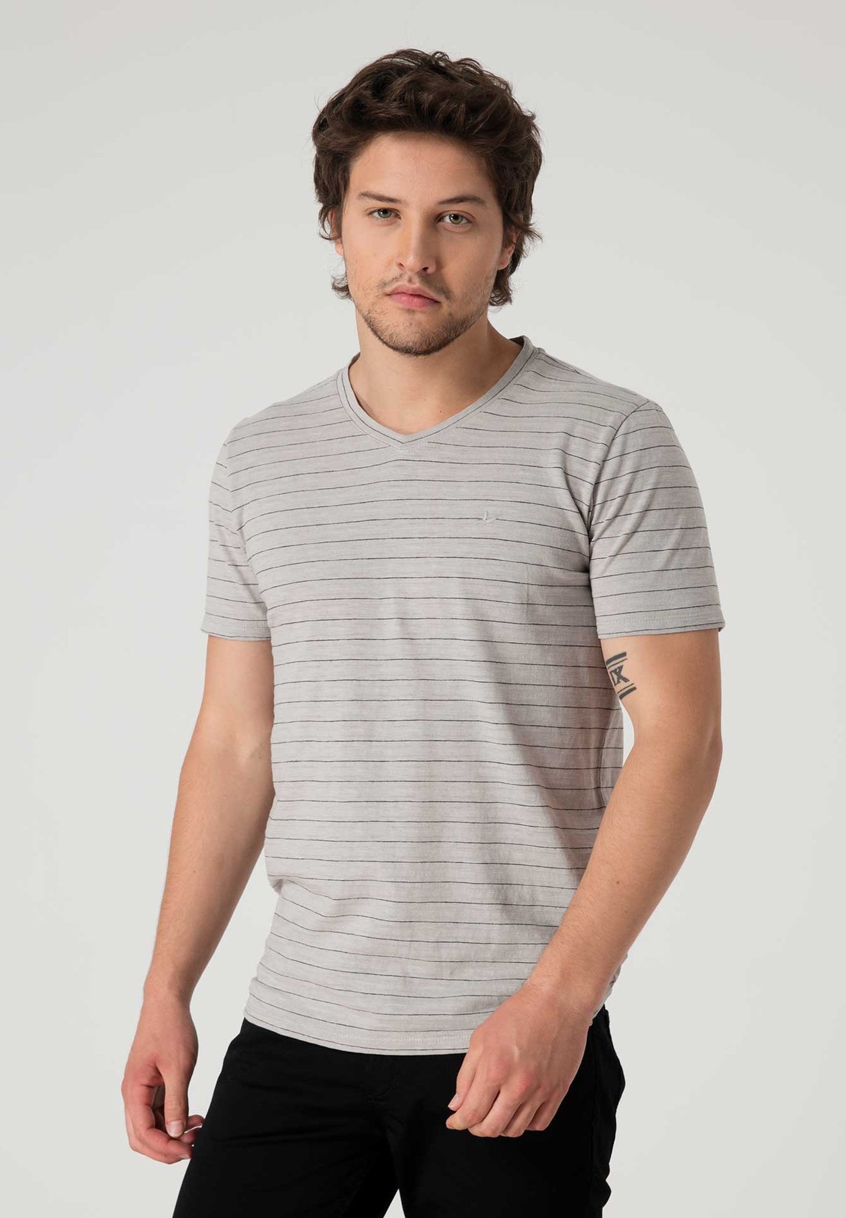 Ringelshirt aus Bio-Baumwolle mit V-Ausschnitt