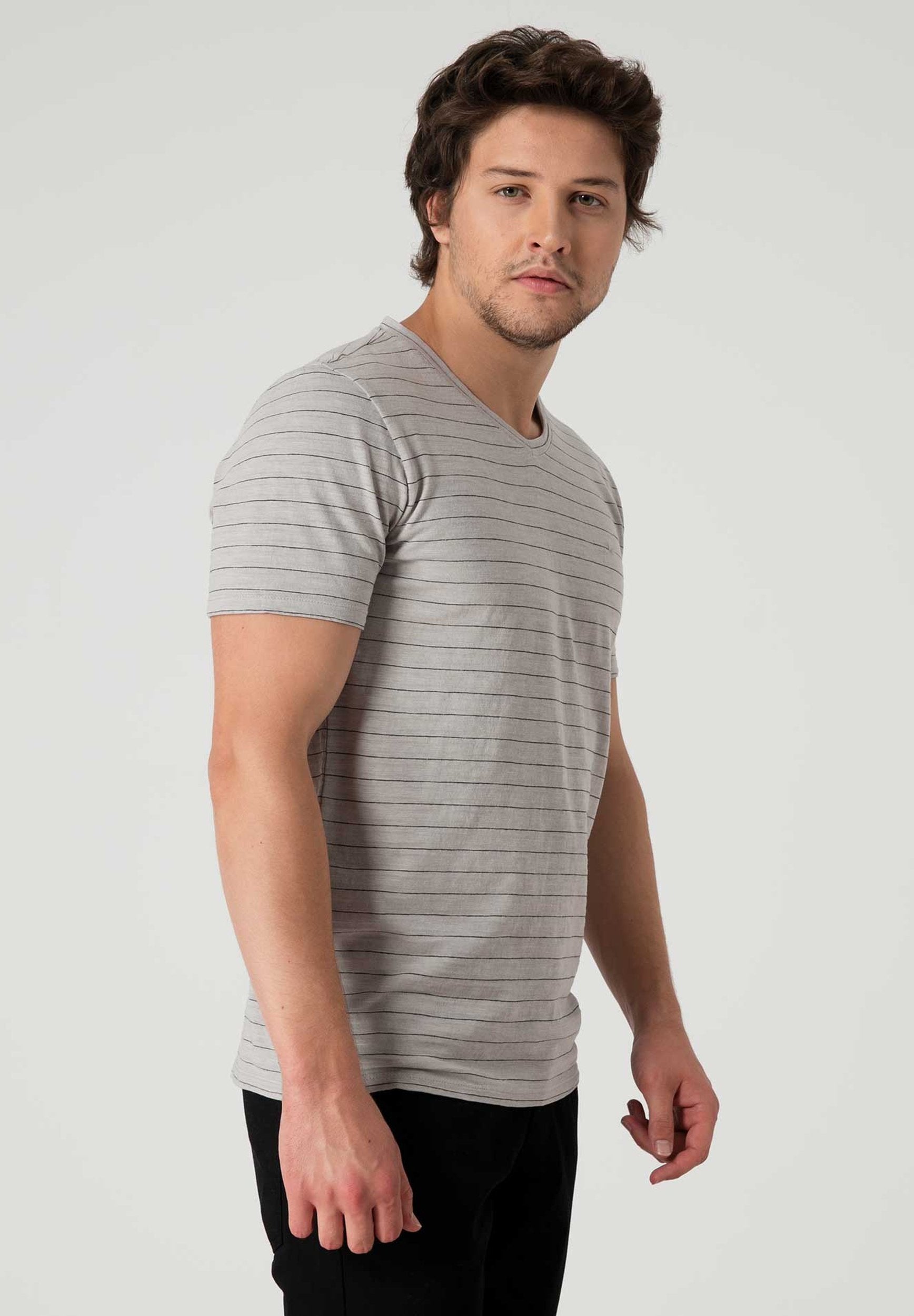 Ringelshirt aus Bio-Baumwolle mit V-Ausschnitt