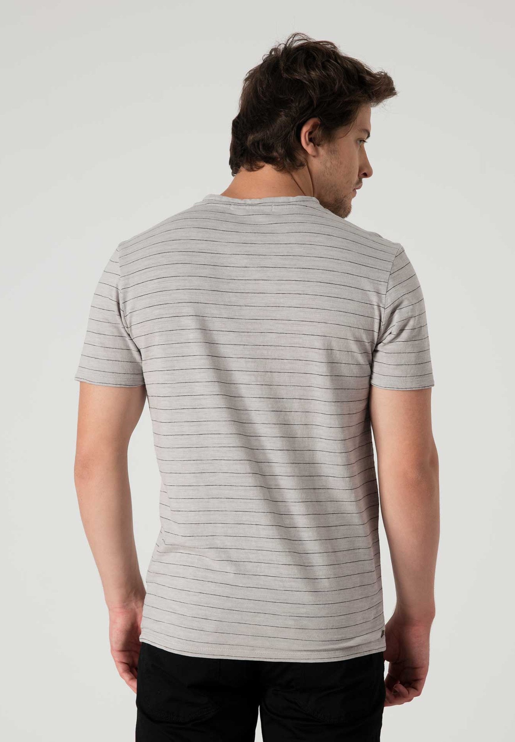 Ringelshirt aus Bio-Baumwolle mit V-Ausschnitt