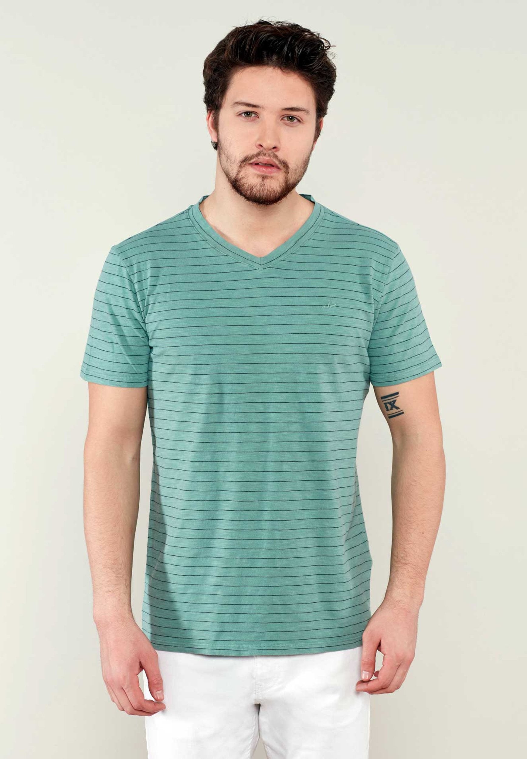 Ringelshirt aus Bio-Baumwolle mit V-Ausschnitt