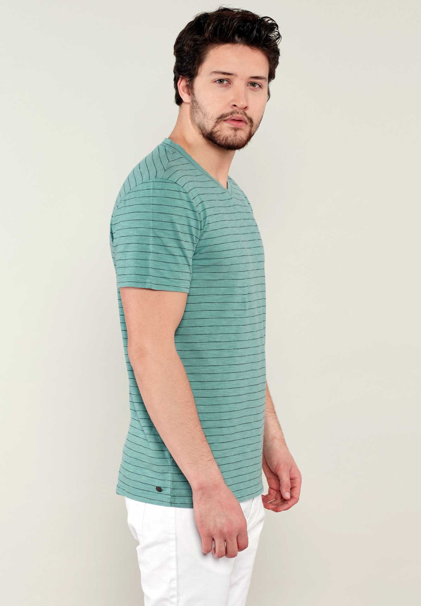 Ringelshirt aus Bio-Baumwolle mit V-Ausschnitt