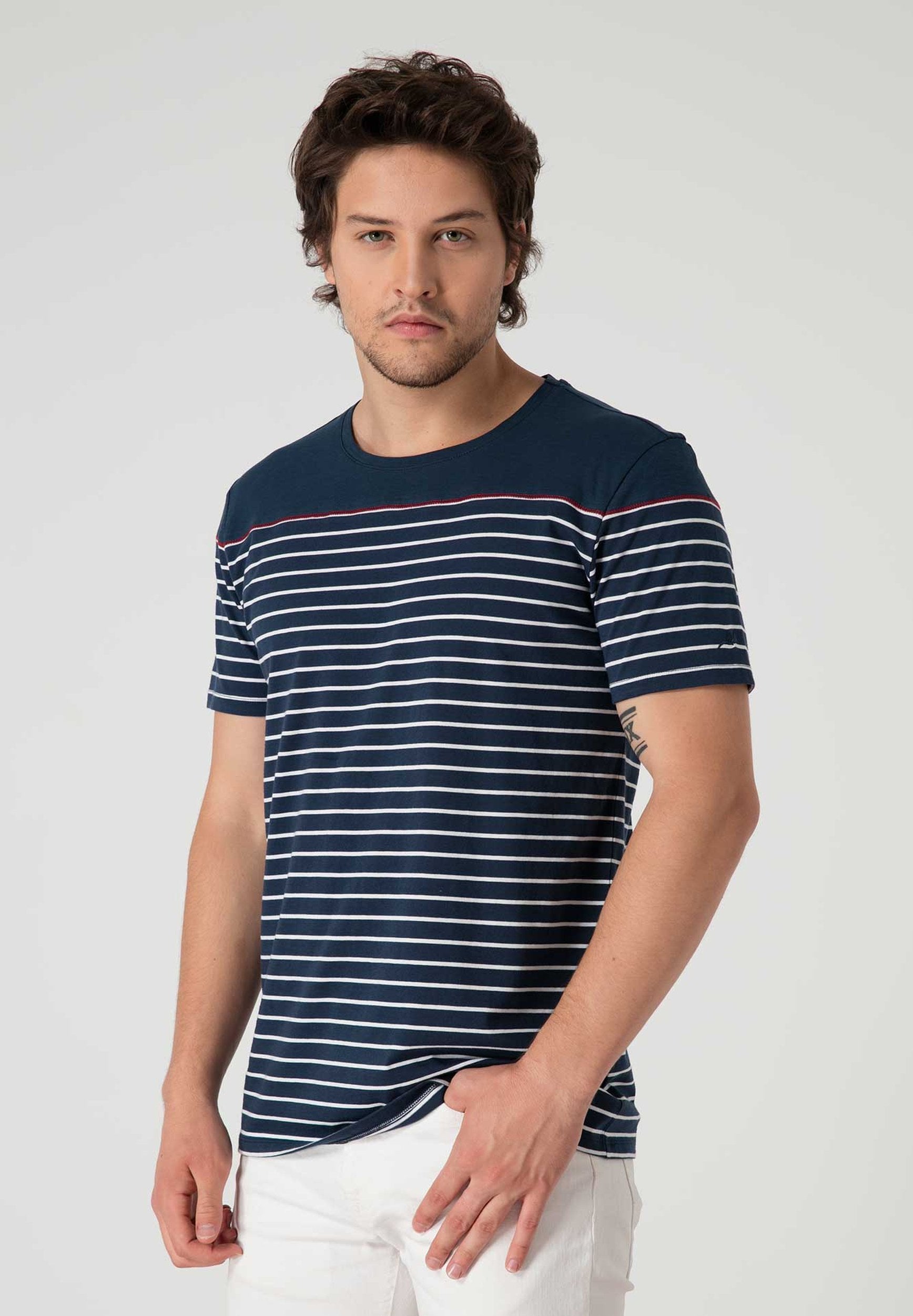 Ringelshirt aus Bio-Baumwolle mit Rundhalsausschnitt