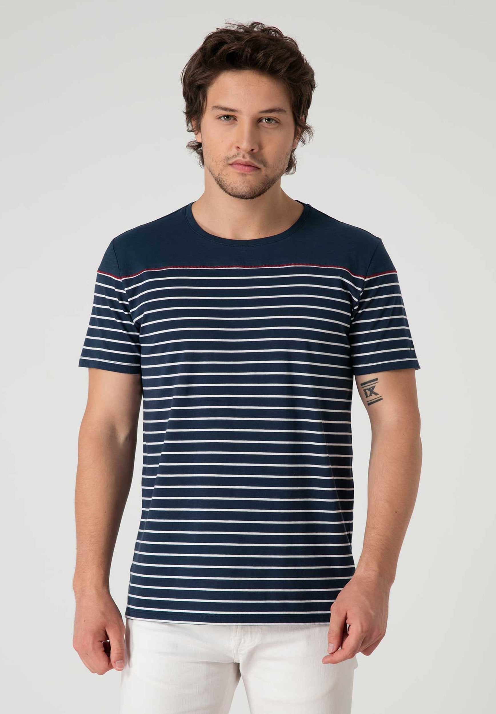 Ringelshirt aus Bio-Baumwolle mit Rundhalsausschnitt