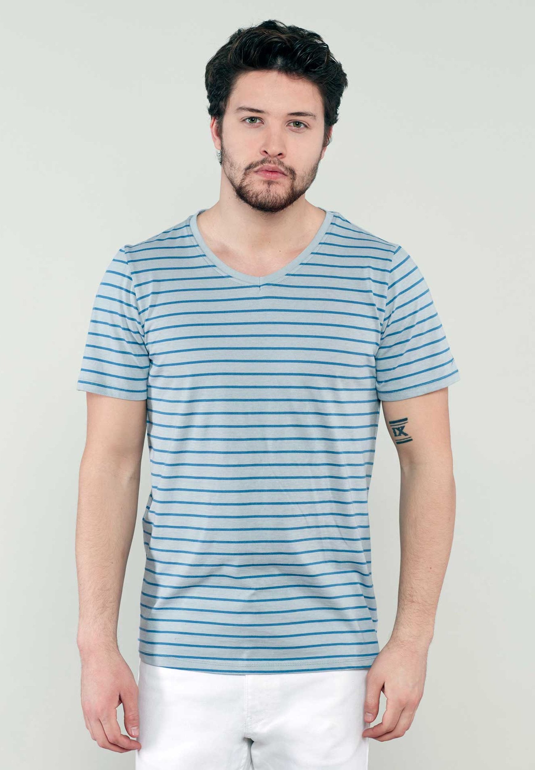 Ringelshirt aus Bio-Baumwolle mit V-Ausschnitt