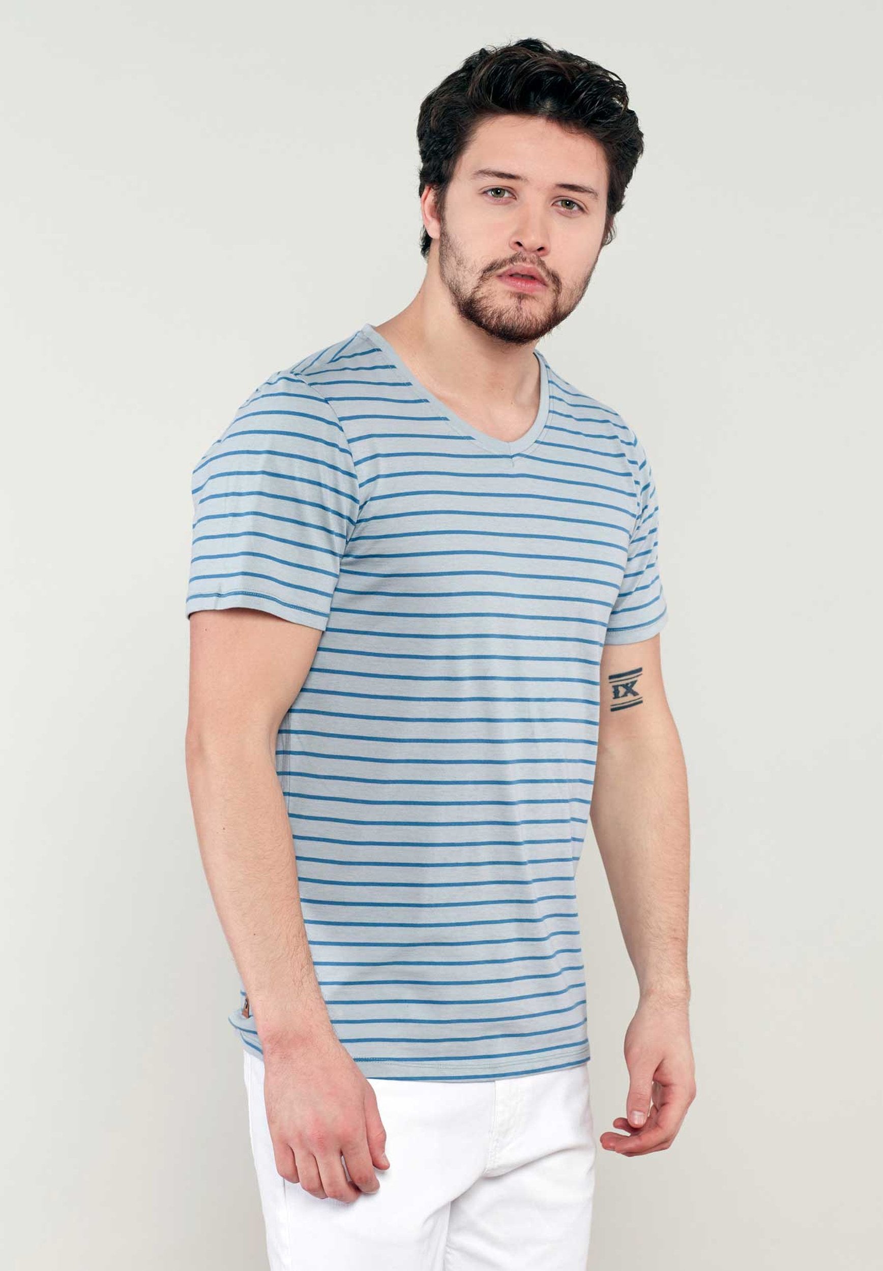Ringelshirt aus Bio-Baumwolle mit V-Ausschnitt