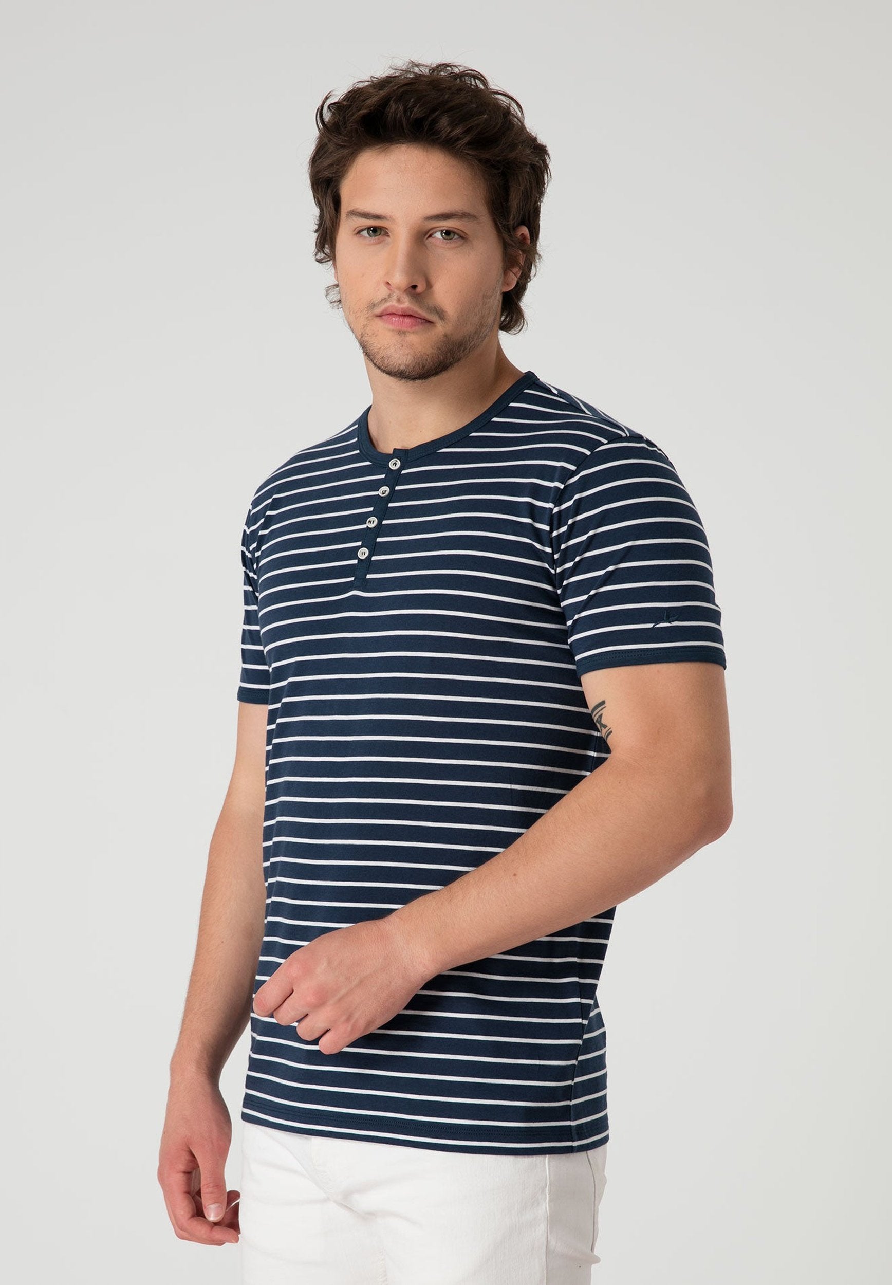 Gestreiftes Henleyshirt aus Bio-Baumwolle mit Knopfleiste