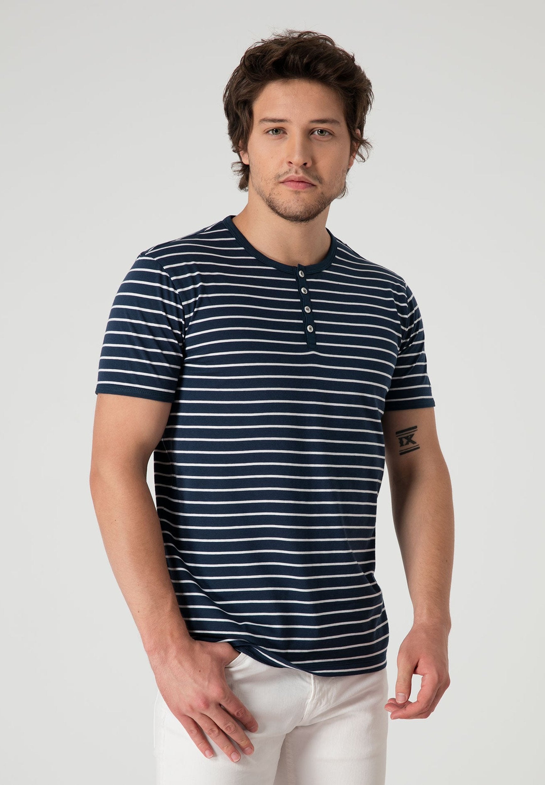Gestreiftes Henleyshirt aus Bio-Baumwolle mit Knopfleiste
