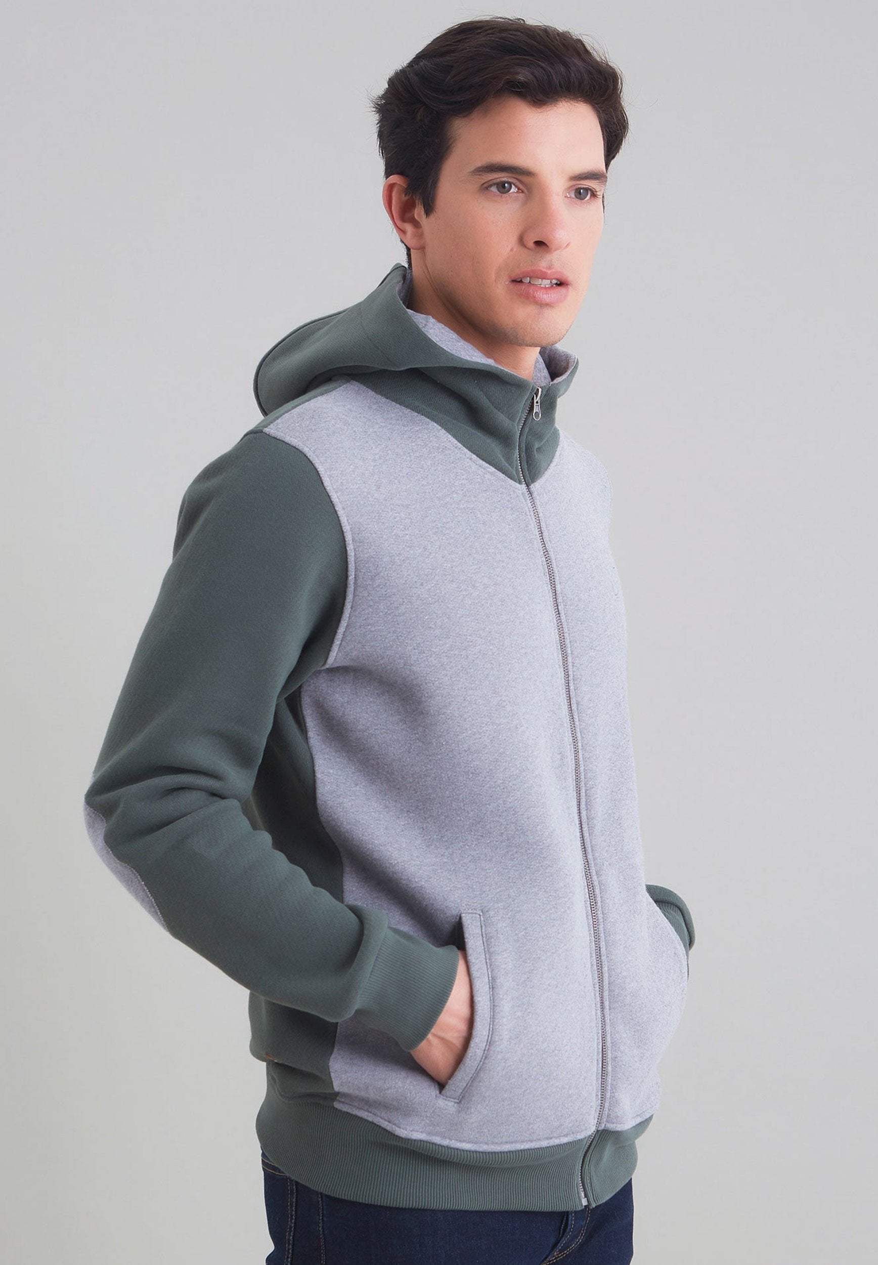 Kapuzensweatjacke aus Bio-Baumwolle mit kontrast Aermeln-Kapuze