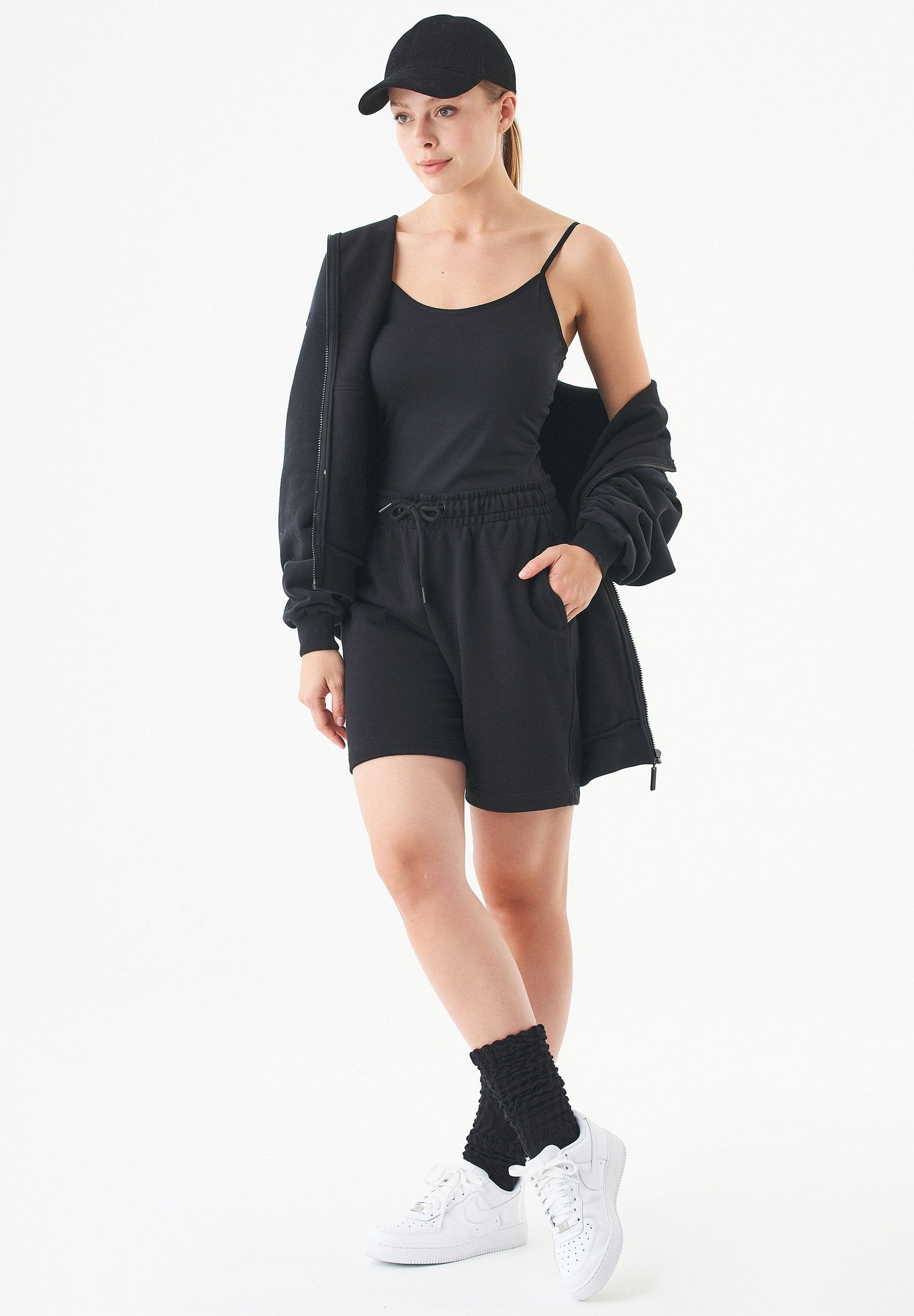 SHEYMA Sweatshorts aus Bio-Baumwolle