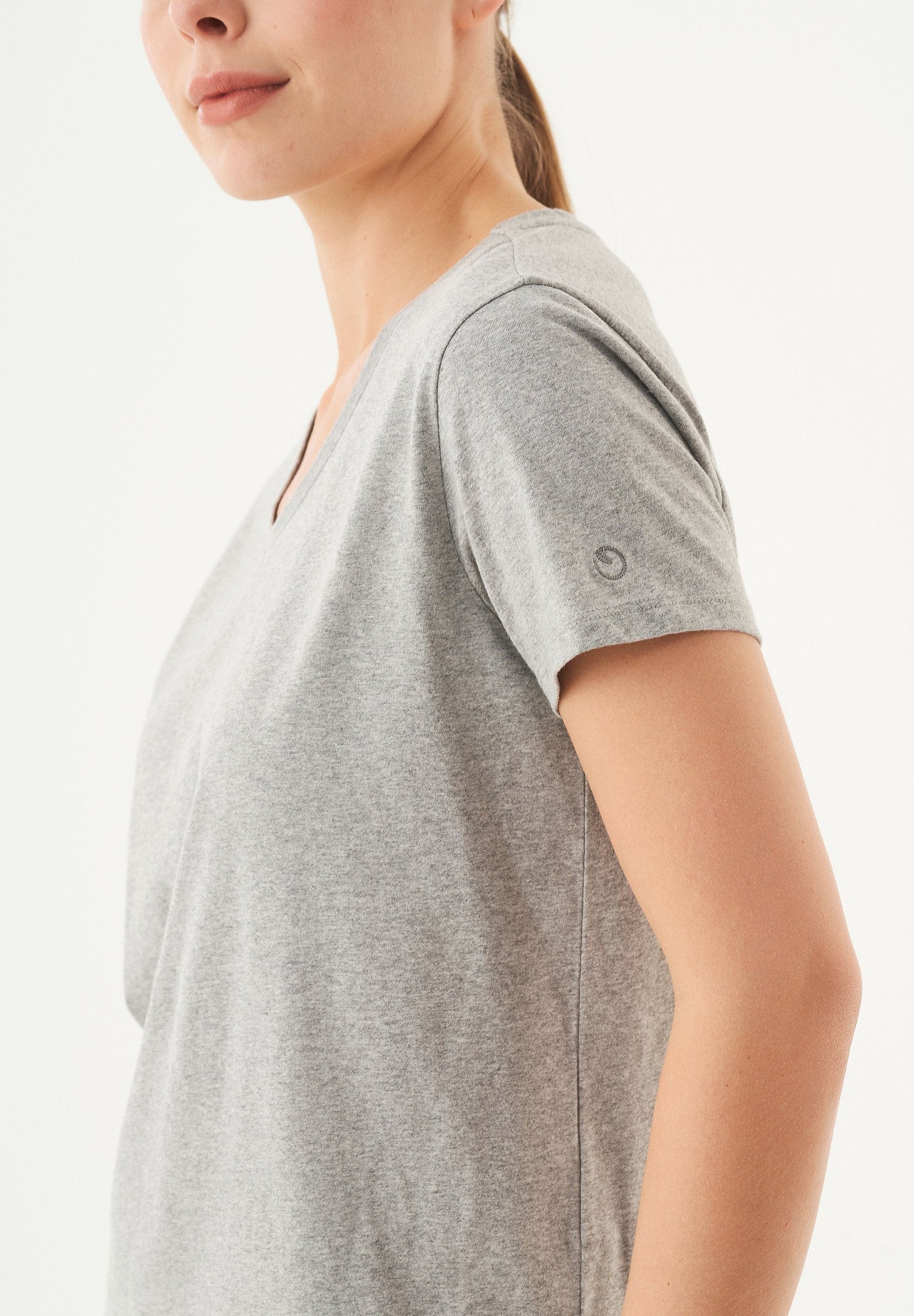 TUBA Basic T-Shirt aus Bio-Baumwolle mit V-Ausschnitt