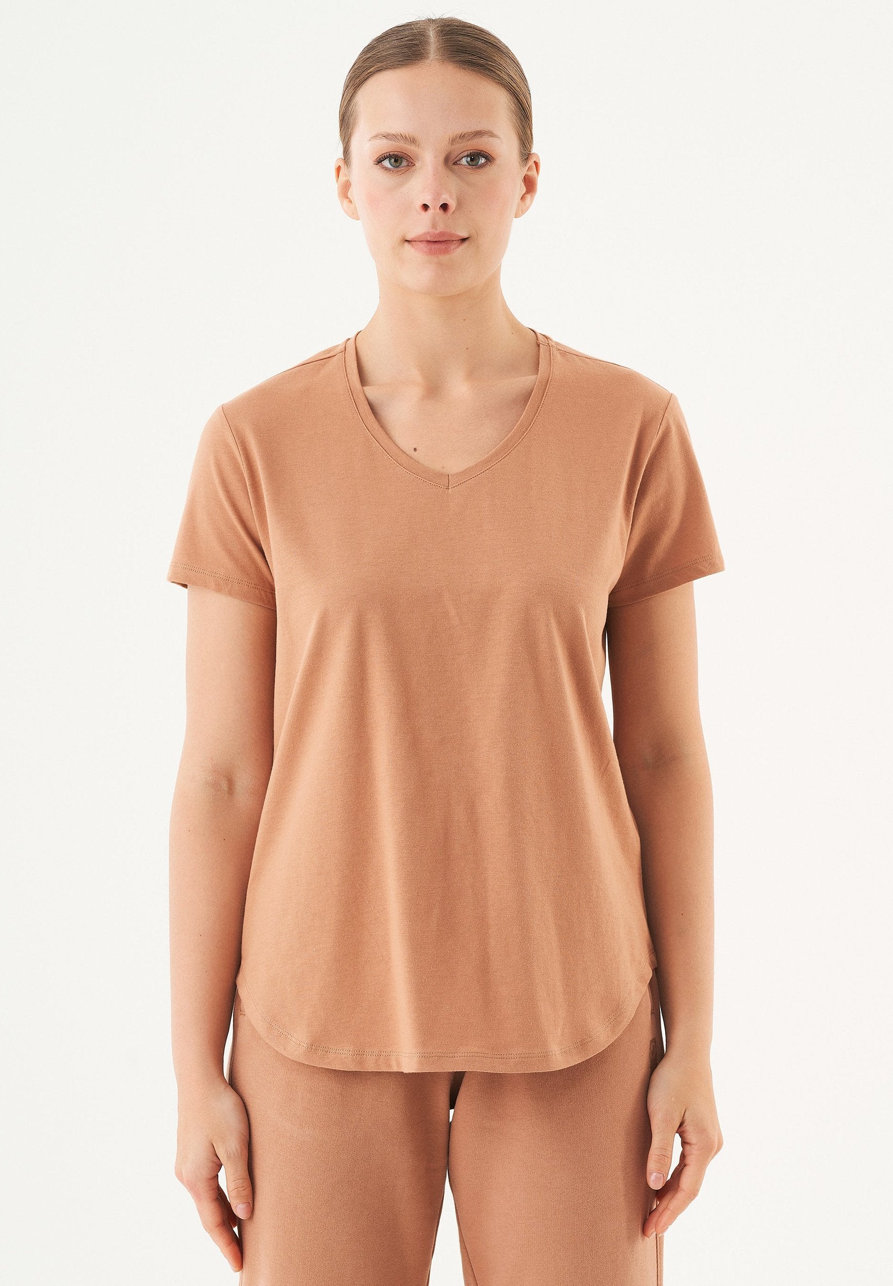 TUBA Basic T-Shirt aus Bio-Baumwolle mit V-Ausschnitt