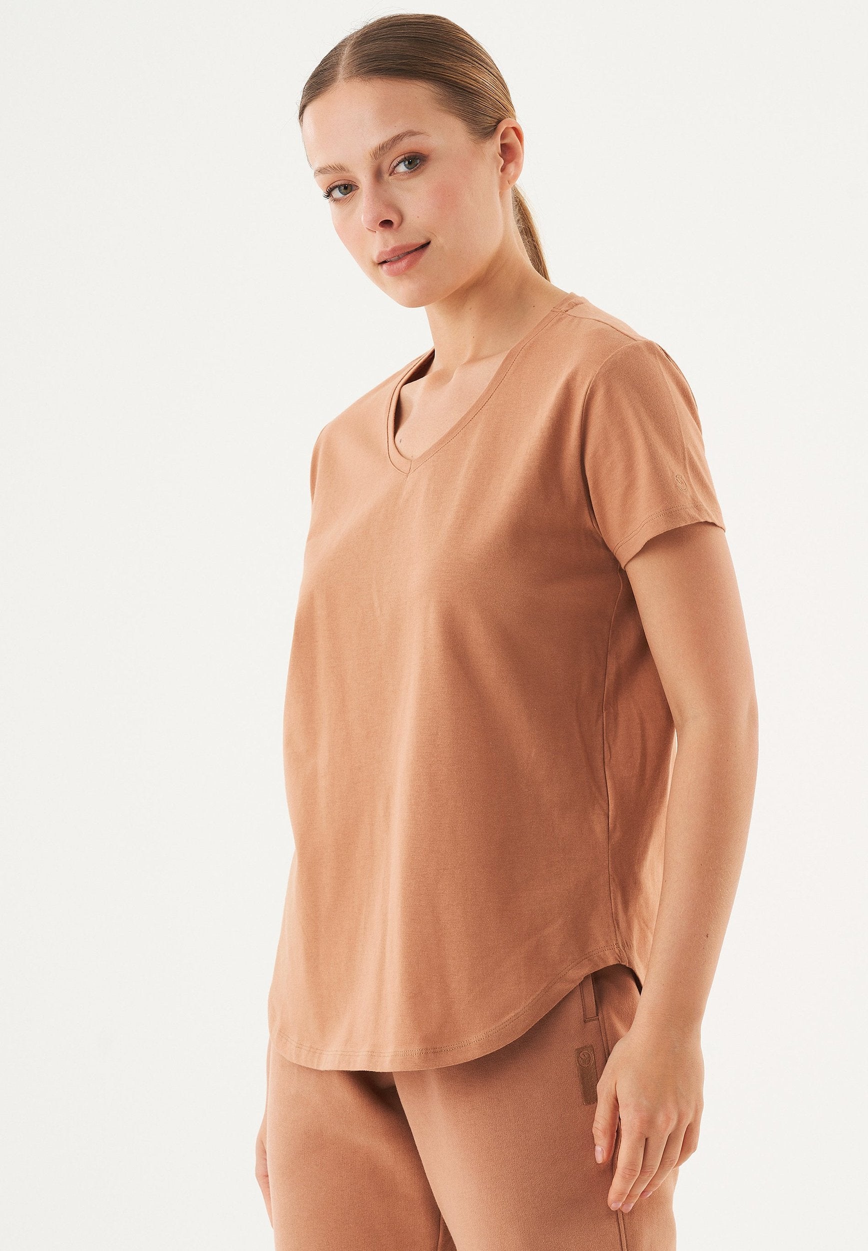 TUBA Basic T-Shirt aus Bio-Baumwolle mit V-Ausschnitt