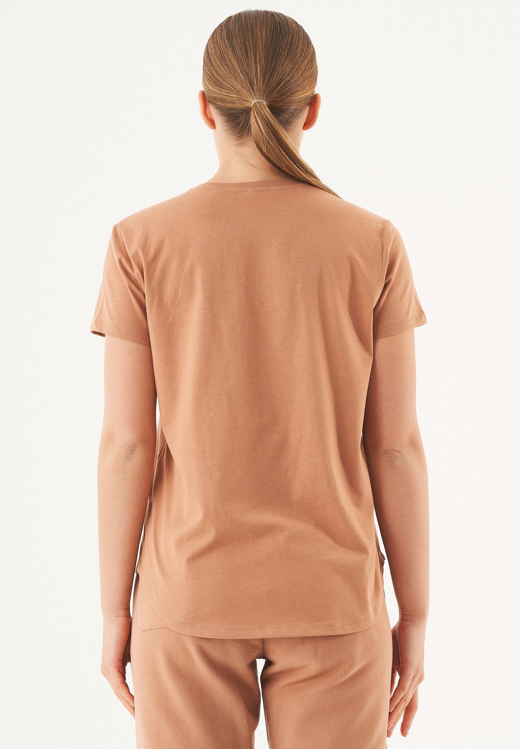 TUBA Basic T-Shirt aus Bio-Baumwolle mit V-Ausschnitt