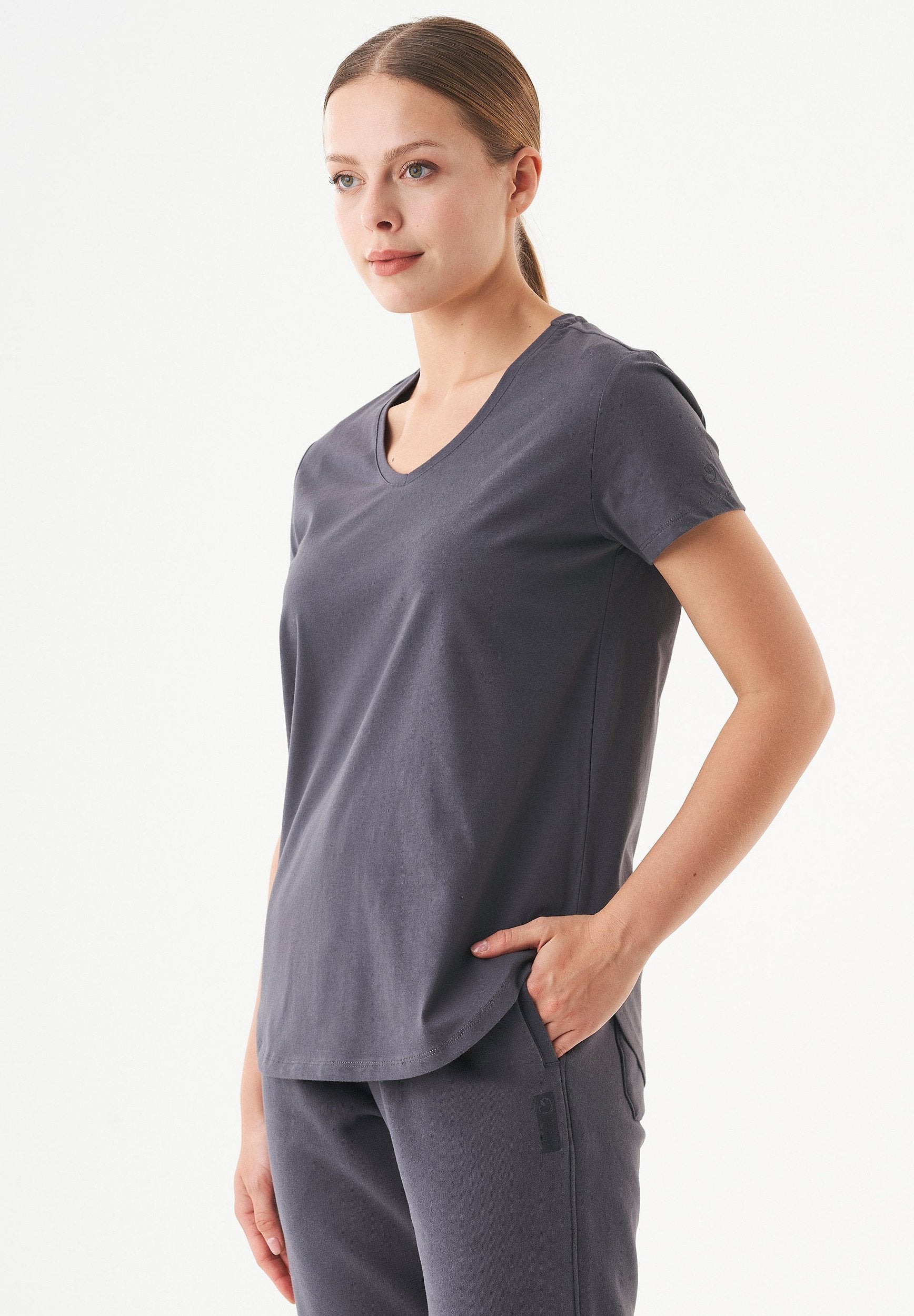 TUBA Basic T-Shirt aus Bio-Baumwolle mit V-Ausschnitt